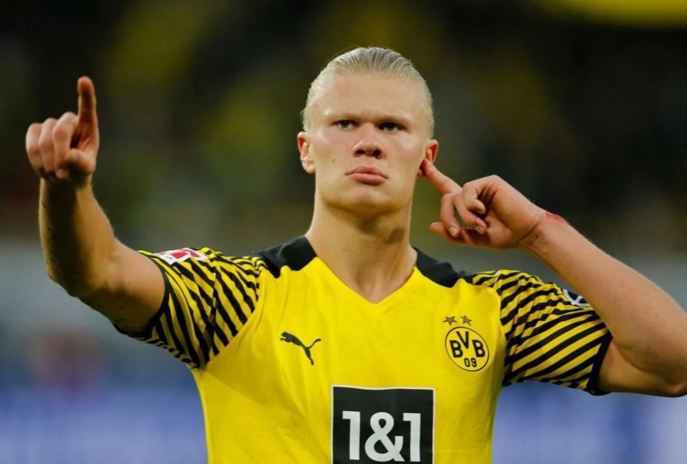 Man City muon tra luong ky luc Premier League cho Haaland hinh anh