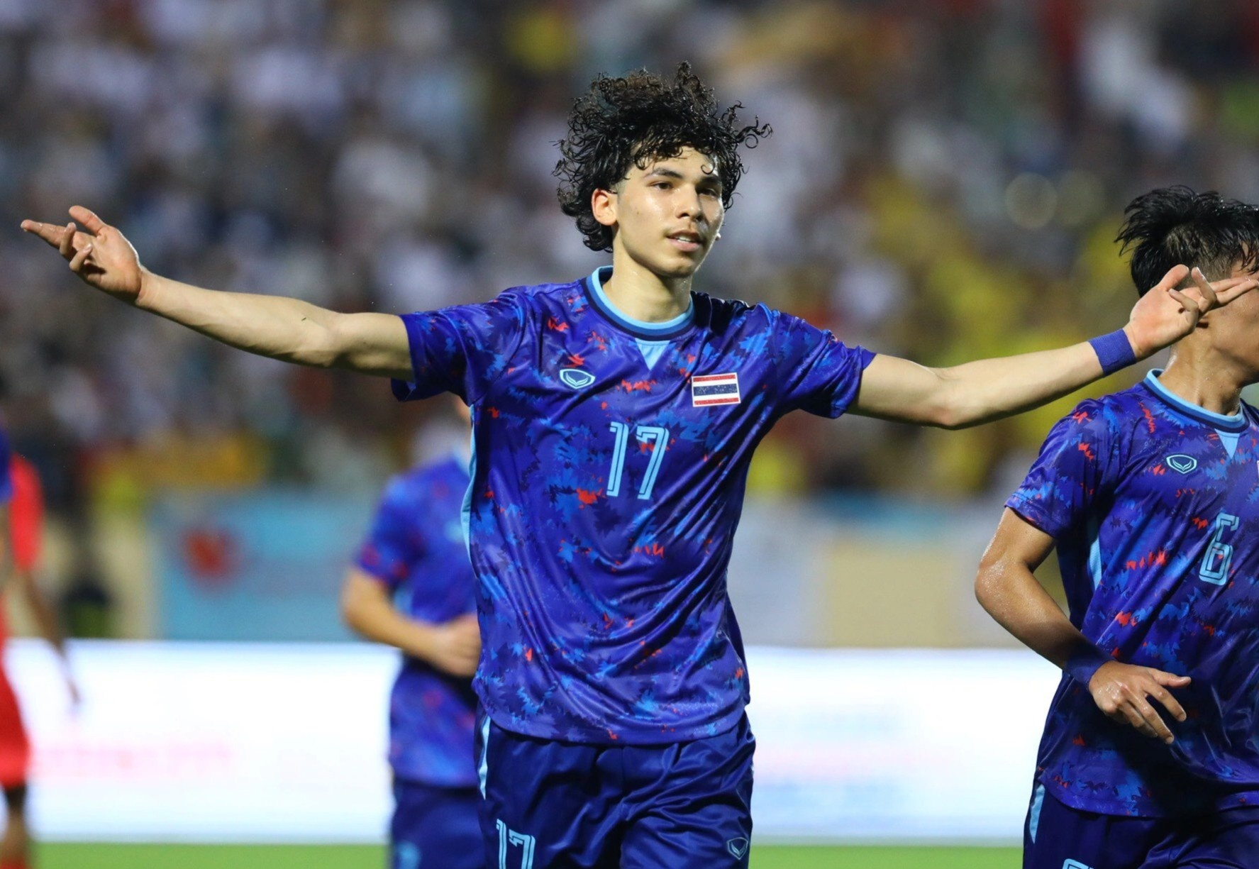 U23 Thai Lan len dau bang sau tran thang Singapore 5-0 hinh anh