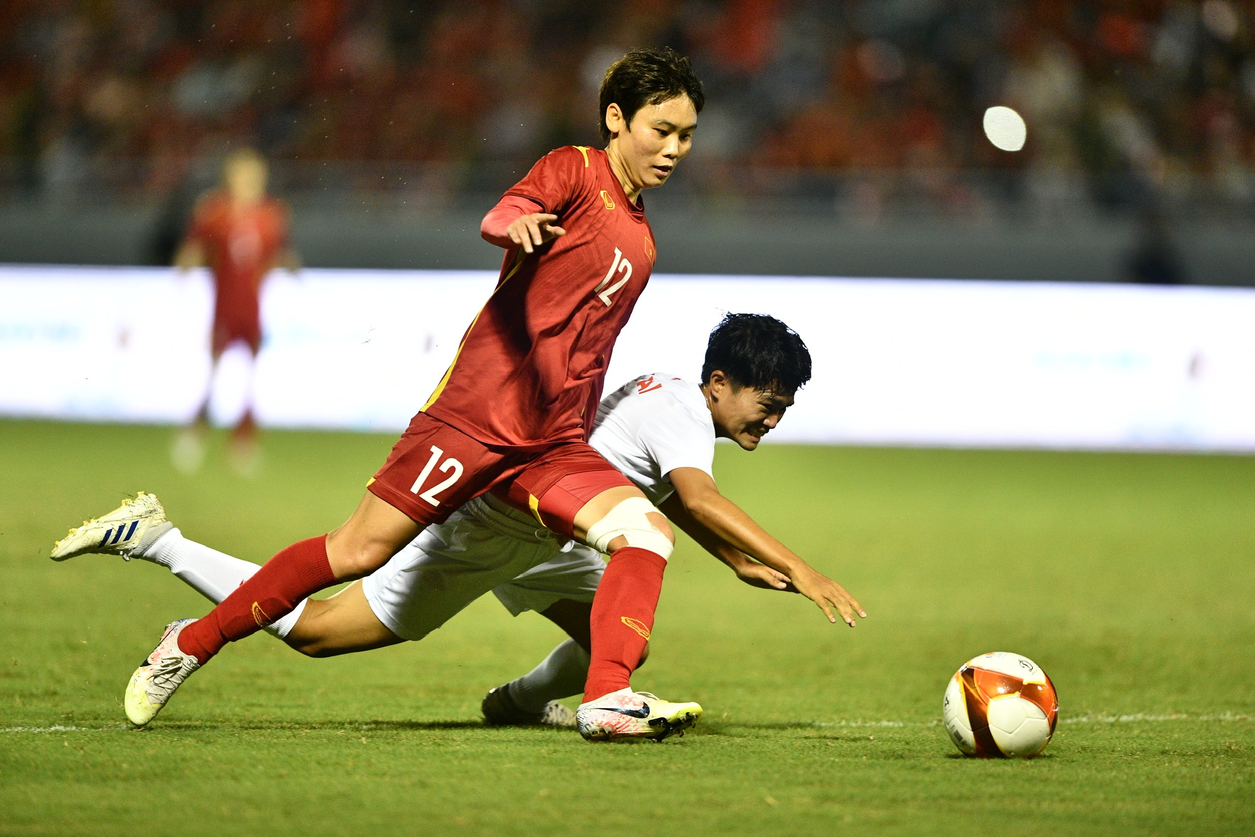 HLV Mai Duc Chung than trong khi gap Thai Lan o chung ket hinh anh