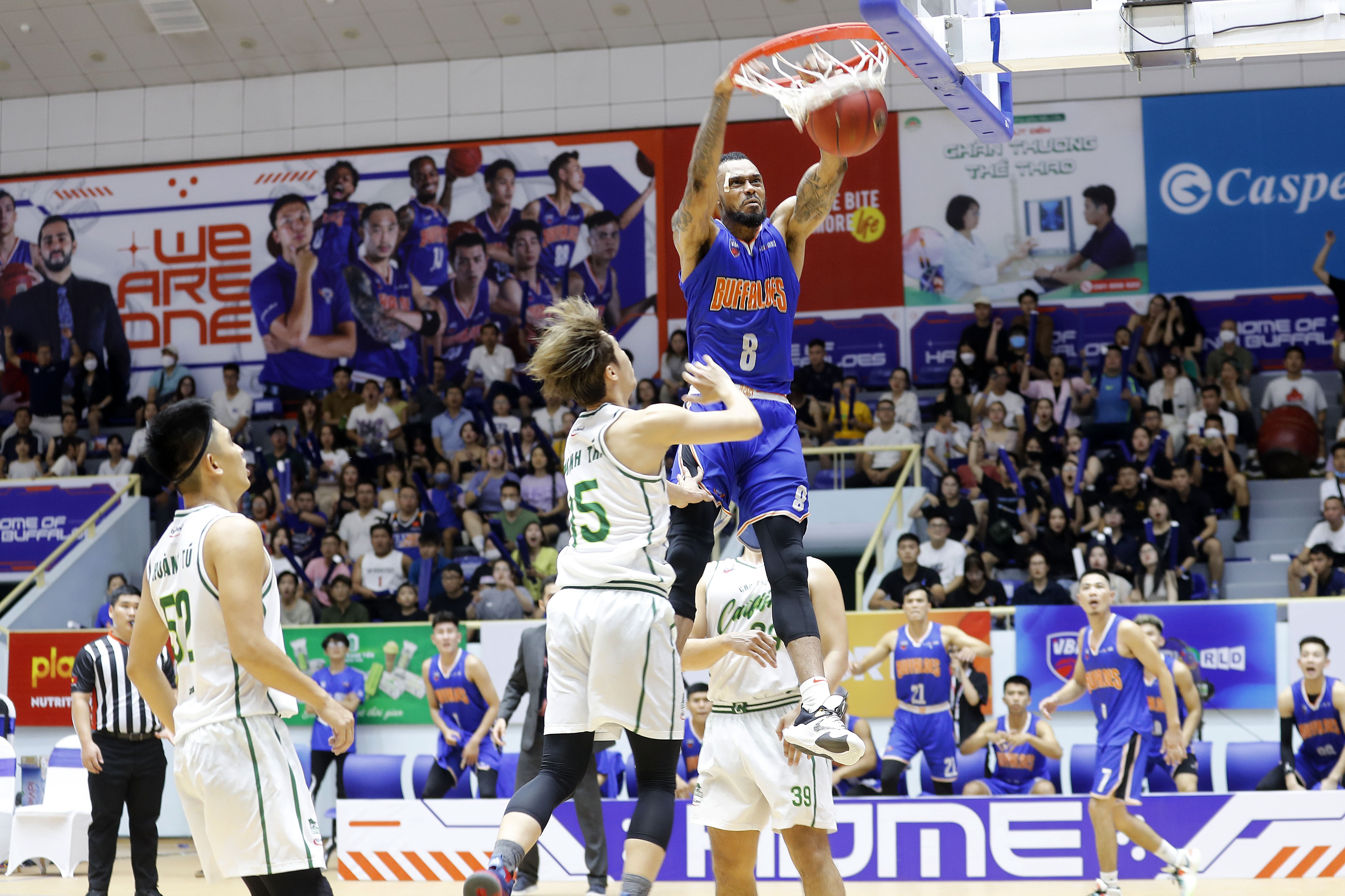 Ngoai binh cao 2,03 m up ro giua vong vay 3 cau thu hinh anh