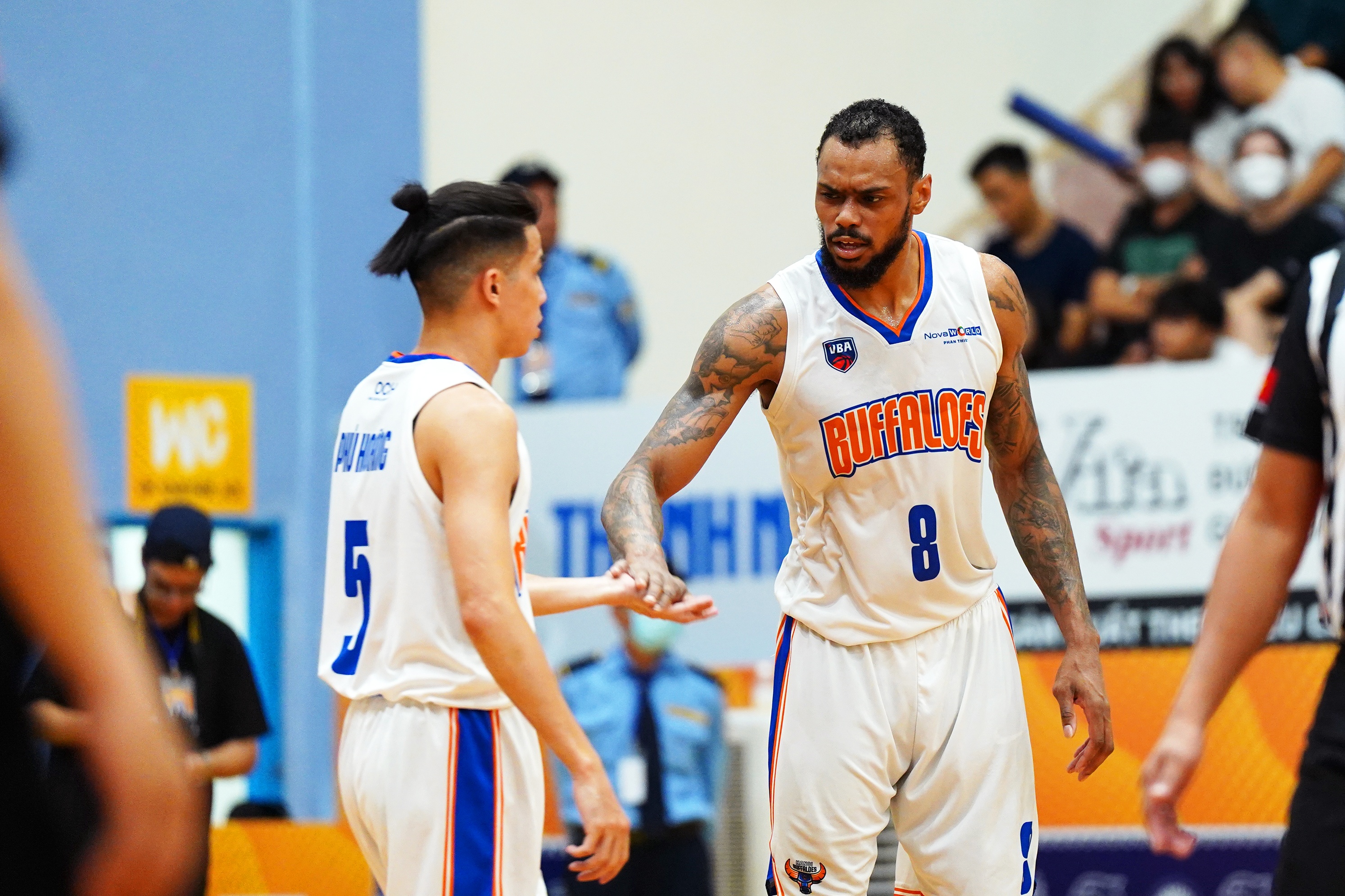 Hanoi Buffaloes ne Saigon Heat o play-off VBA 2022 hinh anh