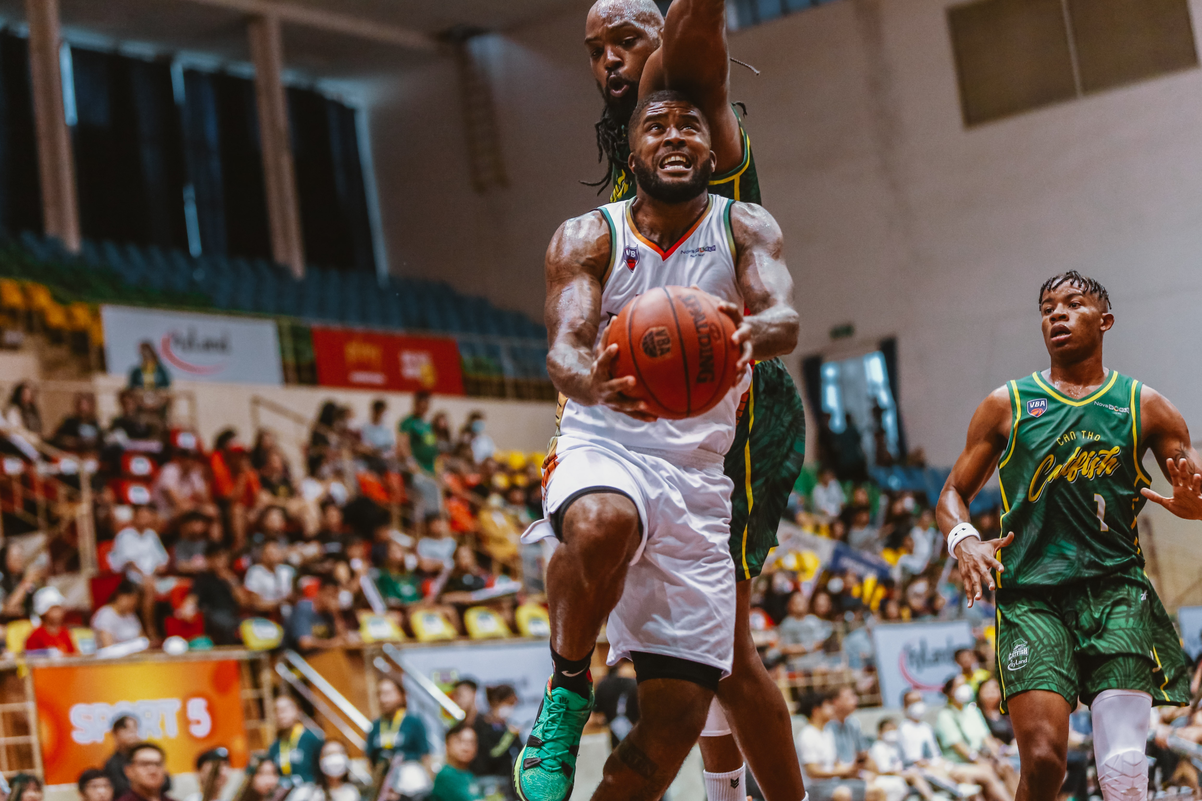 Man trinh dien trai nguoc cua dan ngoai binh dong the o VBA 2022 hinh anh