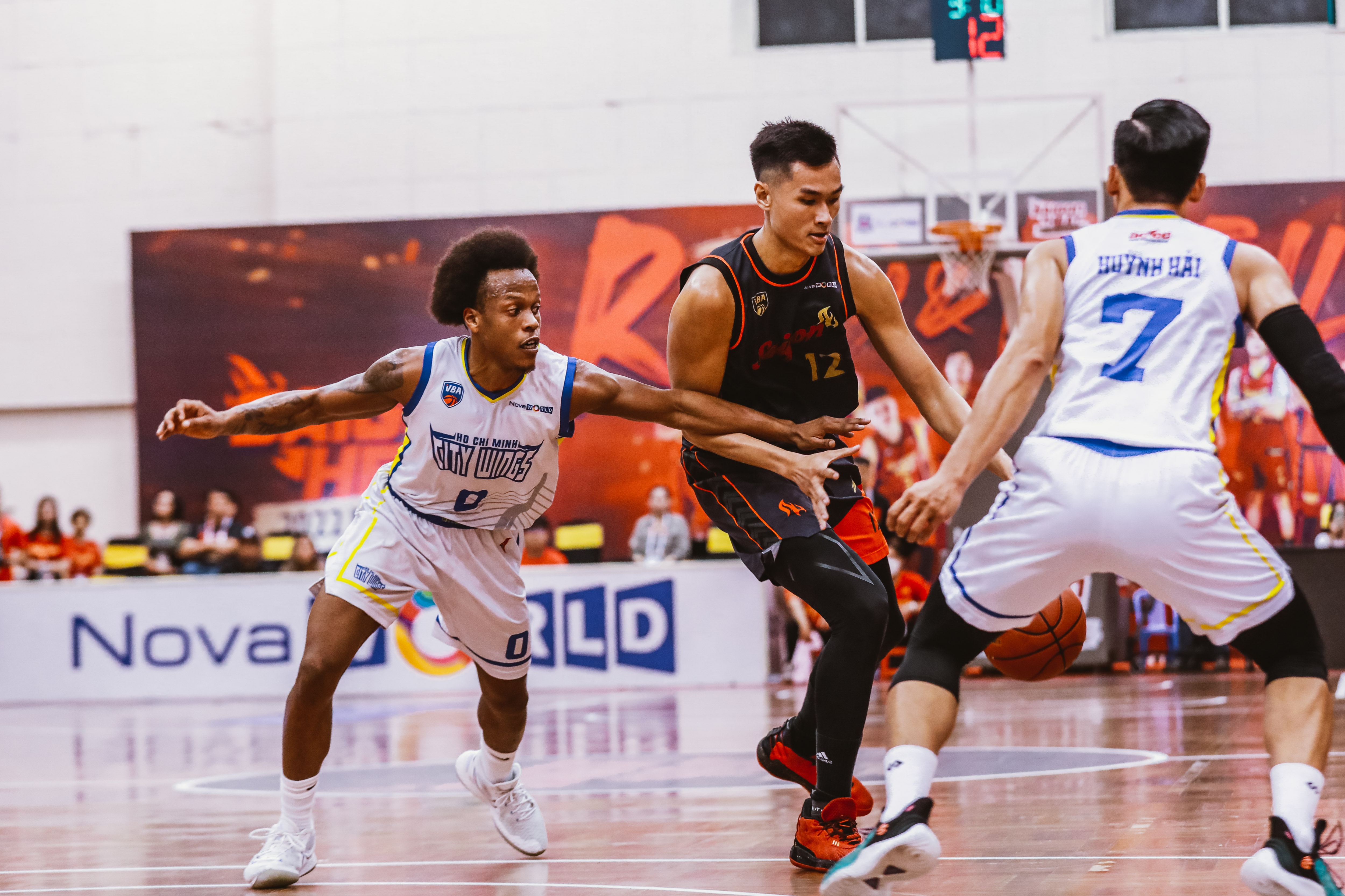 Saigon Heat,  Hanoi Buffaloes,  chay ve anh 1