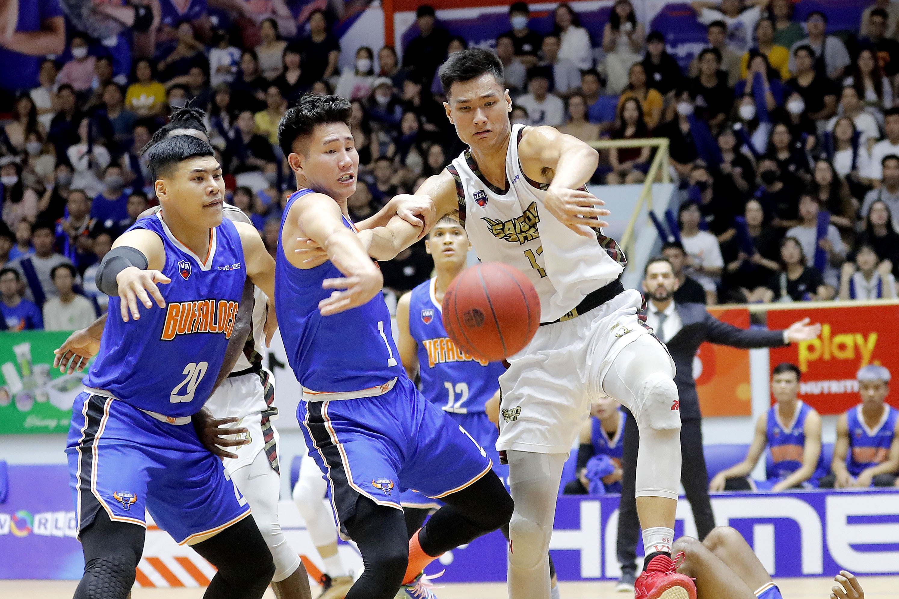 Saigon Heat de bep Hanoi Buffaloes o tran dau chung ket VBA hinh anh