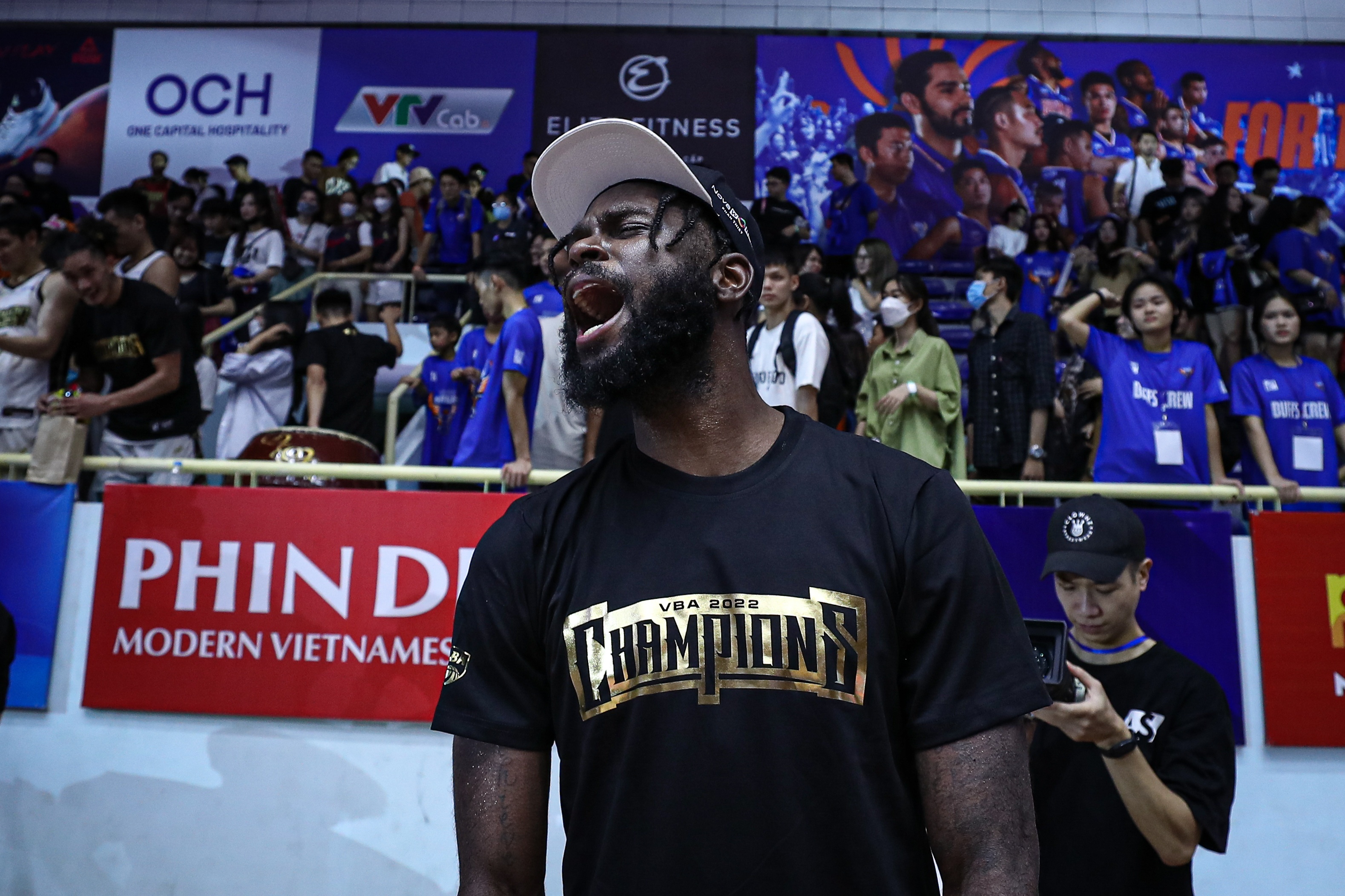 Cau thu Saigon Heat an mung chuc vo dich lich su hinh anh