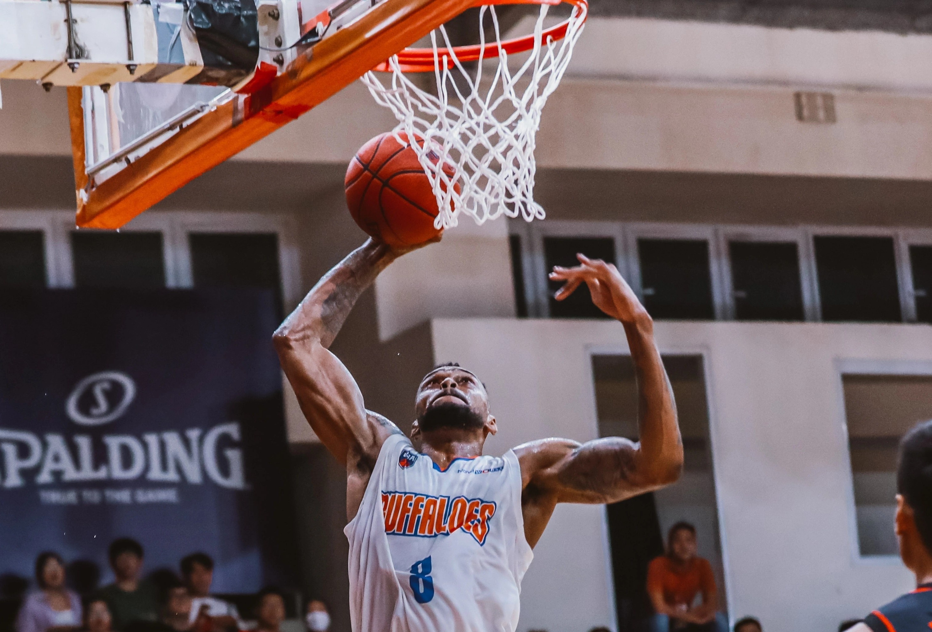 Trung phong cao 2,04 m toa sang du Hanoi Buffaloes bai tran hinh anh