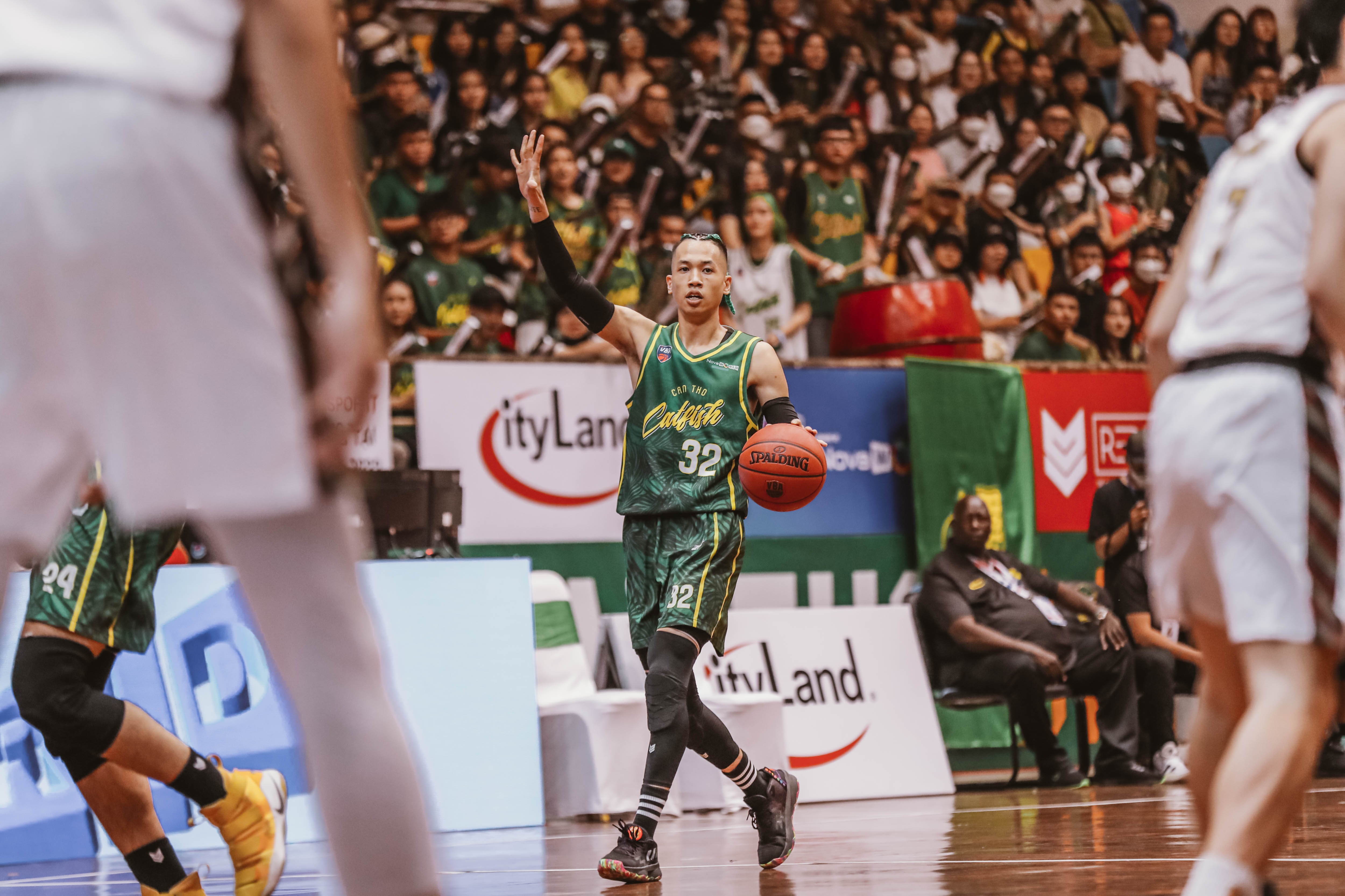 Tam Dinh,  Justin Young,  Saigon Heat anh 4