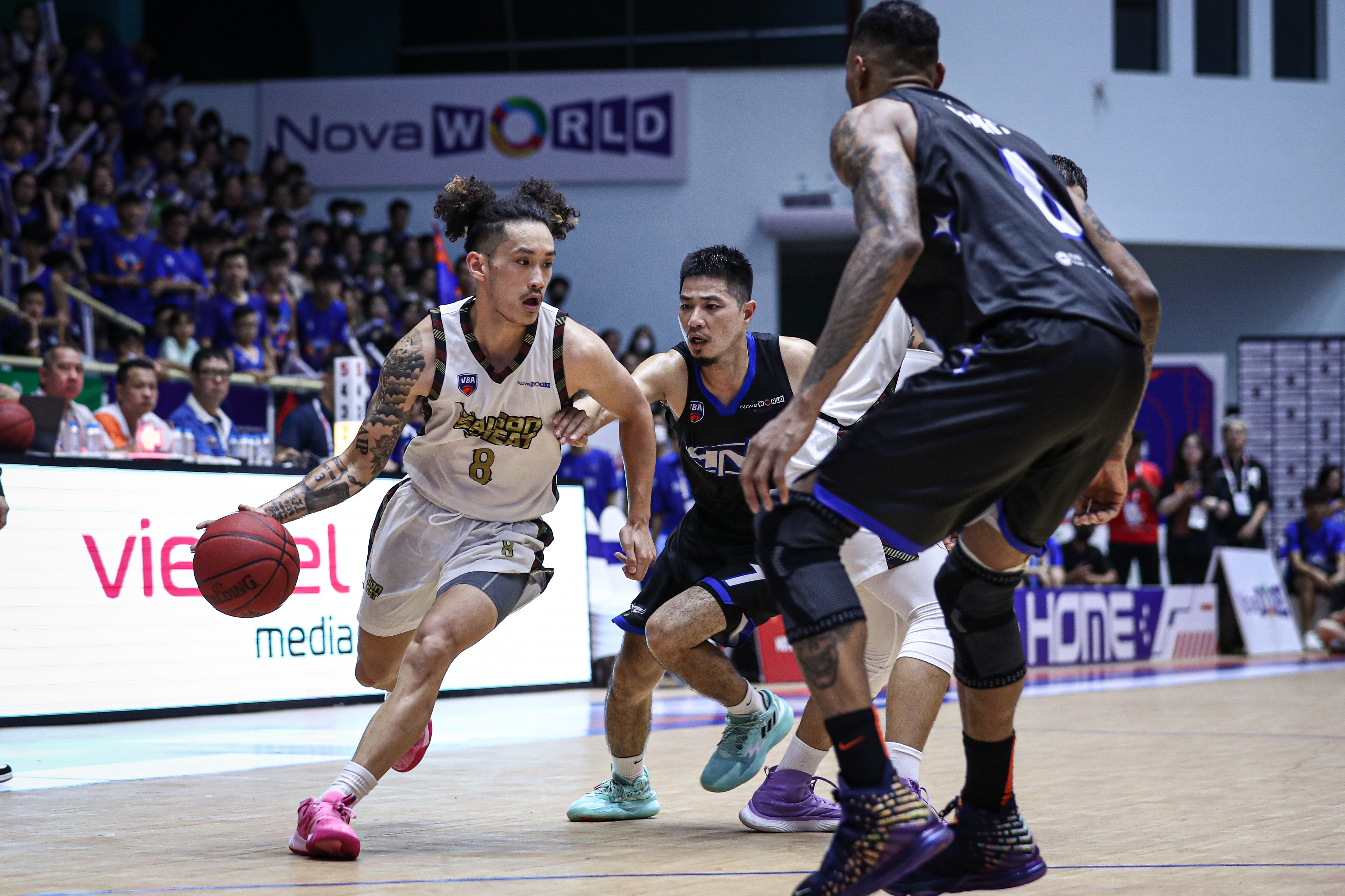 Tam Dinh,  Justin Young,  Saigon Heat anh 3