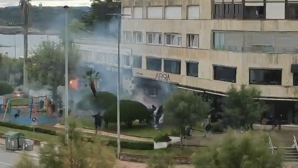 Canh danh nhau hon loan cua CDV Tay Ban Nha hinh anh