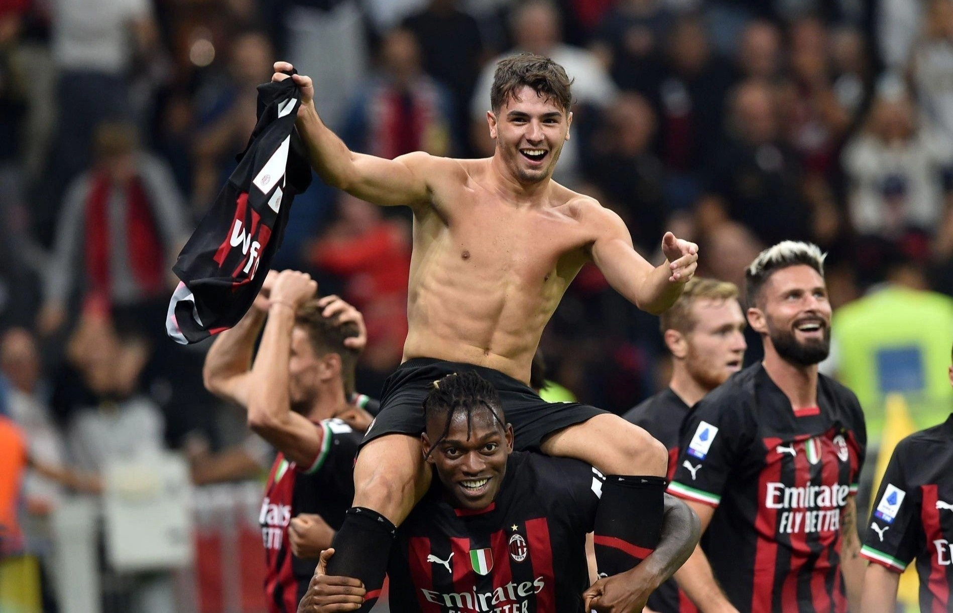 Sao AC Milan solo ghi ban tu giua san hinh anh