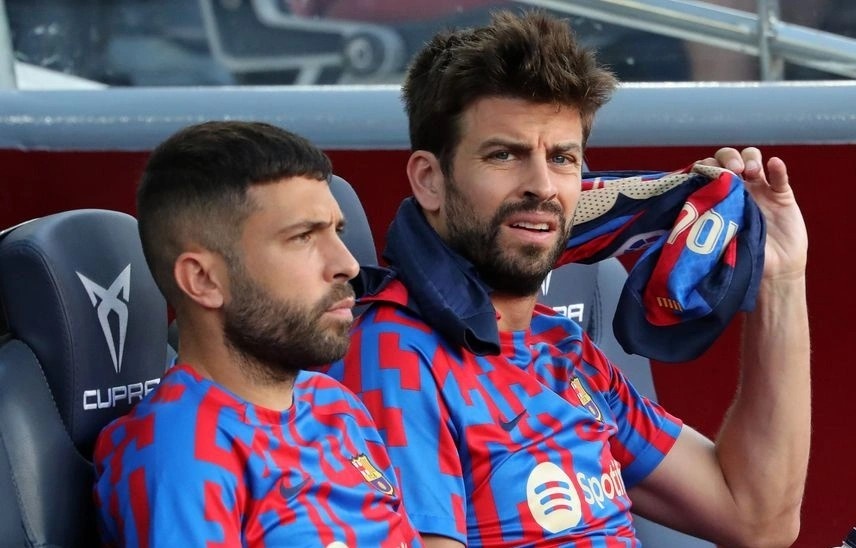 Barca muon Pique va Alba roi CLB hinh anh