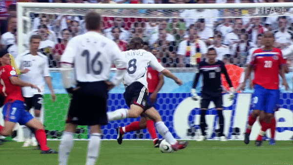 10 cu sut xa ngoan muc trong lich su World Cup hinh anh