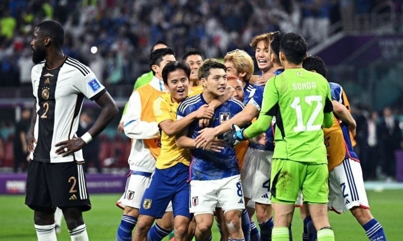 Tuyen Nhat Ban vo oa cam xuc khi tao dia chan truoc Duc hinh anh