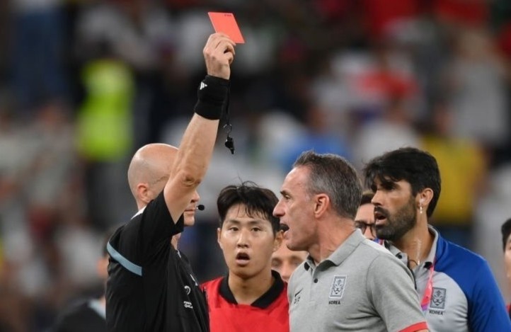 HLV tuyen Han Quoc nhan the do sau tran thua Ghana hinh anh