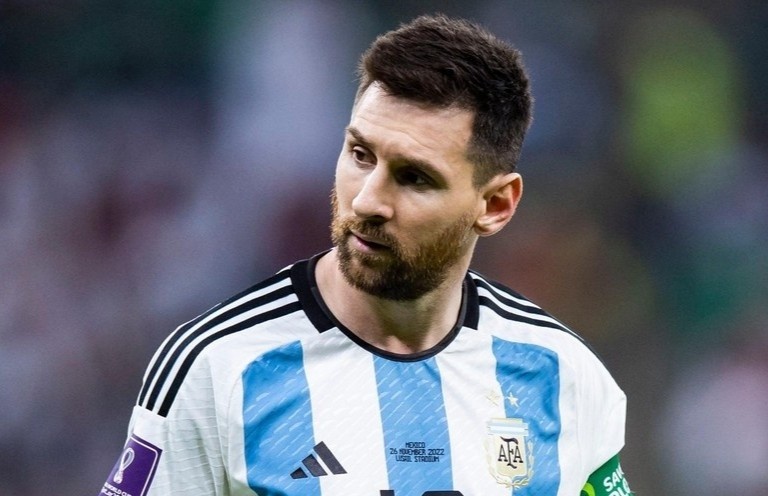 Nha vo dich quyen anh buc xuc vi hanh dong cua Messi hinh anh