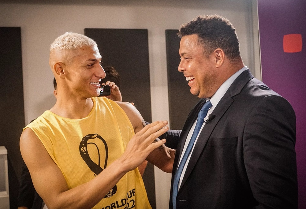 Richarlison gat nuoc mat khi gap Ronaldo 'beo' hinh anh