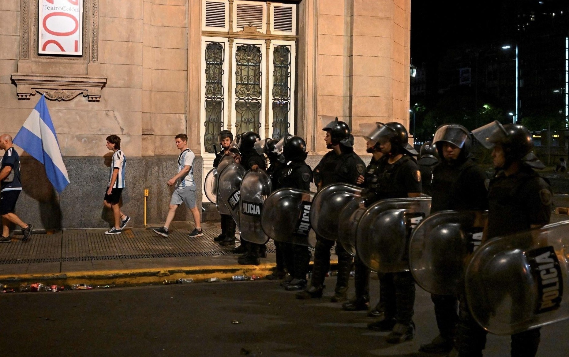 CDV Argentina tan cong canh sat sau le an mung vo dich hinh anh