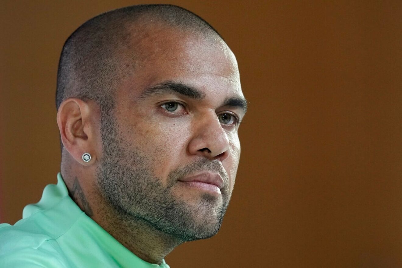 Dani Alves gap them rac roi hinh anh