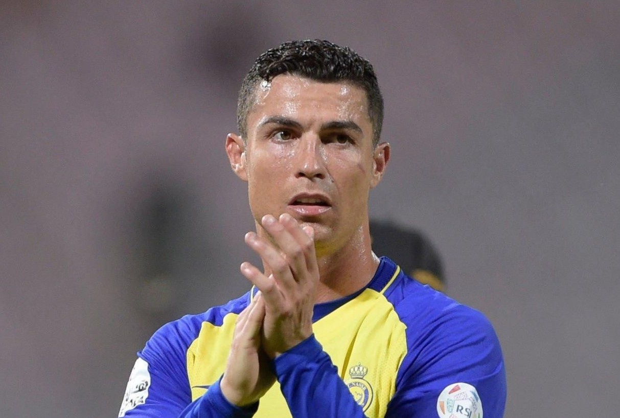 Ronaldo ngan cau thu da cung vi tri roi Al Nassr hinh anh