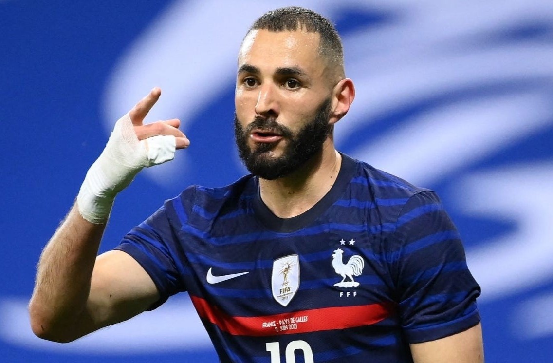 Tranh cai giua Benzema va HLV Deschamps hinh anh
