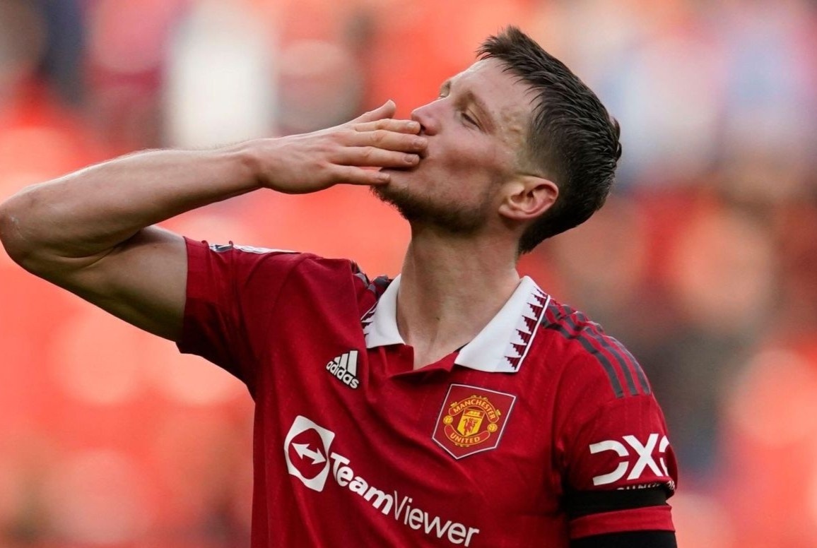 HLV Ten Hag bao ve Weghorst hinh anh