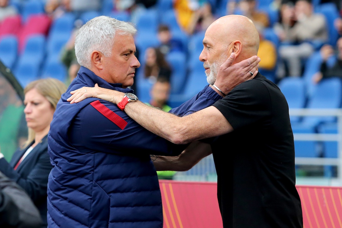 Mourinho giau micro o duong bien hinh anh