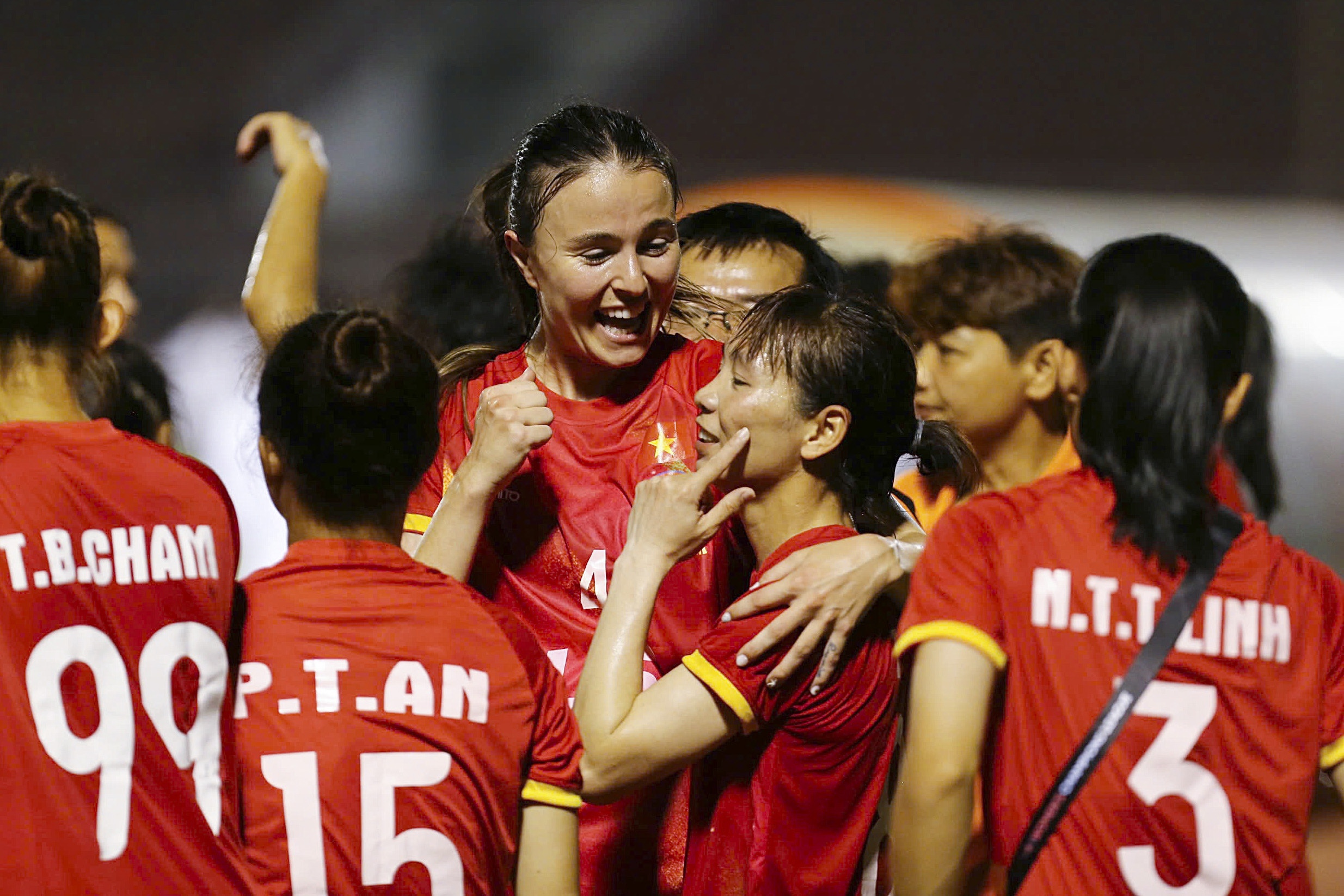 Qua bong vang nu Viet Nam dau go ma vi an mung qua sung hinh anh