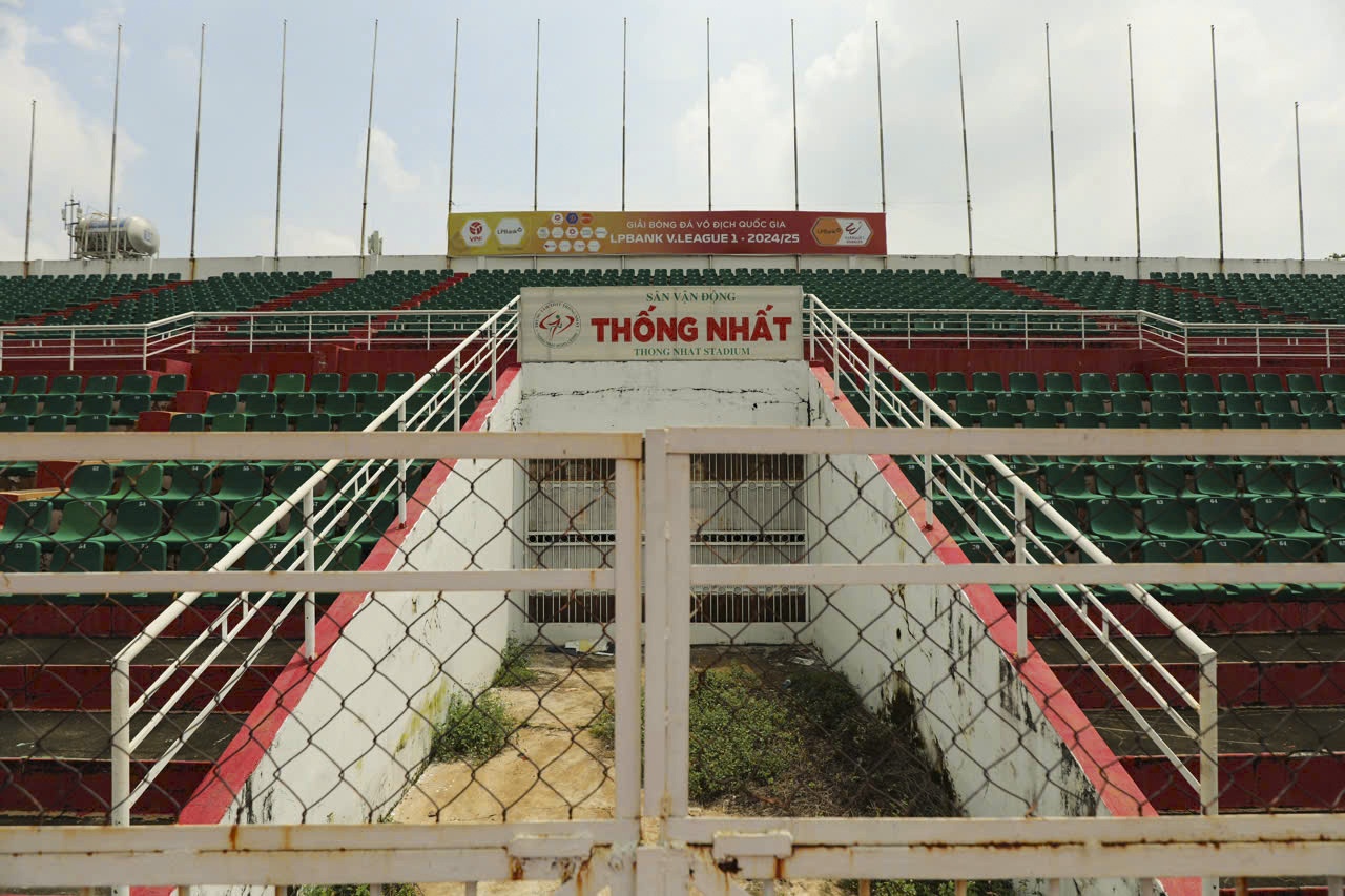 Vi sao tuyen Viet Nam khong da tren san Thong Nhat? hinh anh