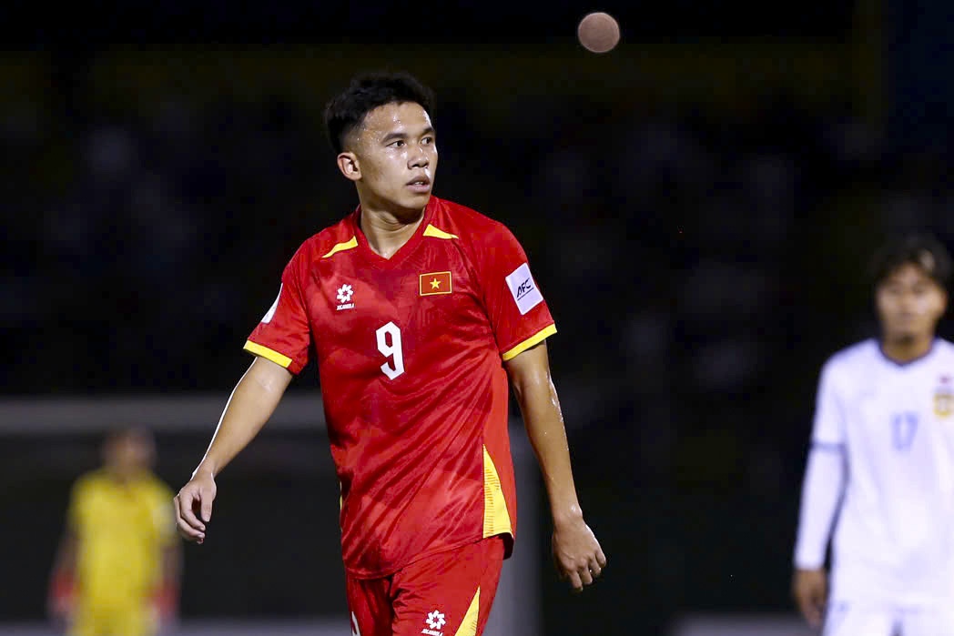 HLV Kim Sang-sik da dung ve Minh Khoa hinh anh