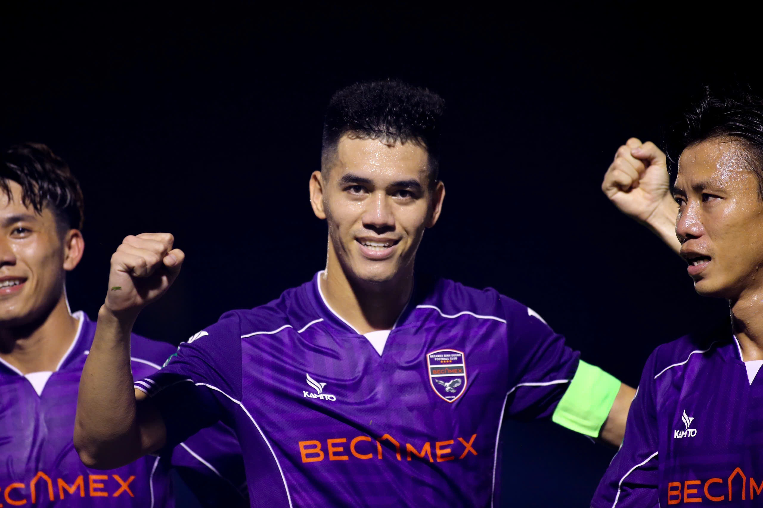 VAR gay tranh cai, thu mon Binh Duong bi thoi phat kho hieu hinh anh