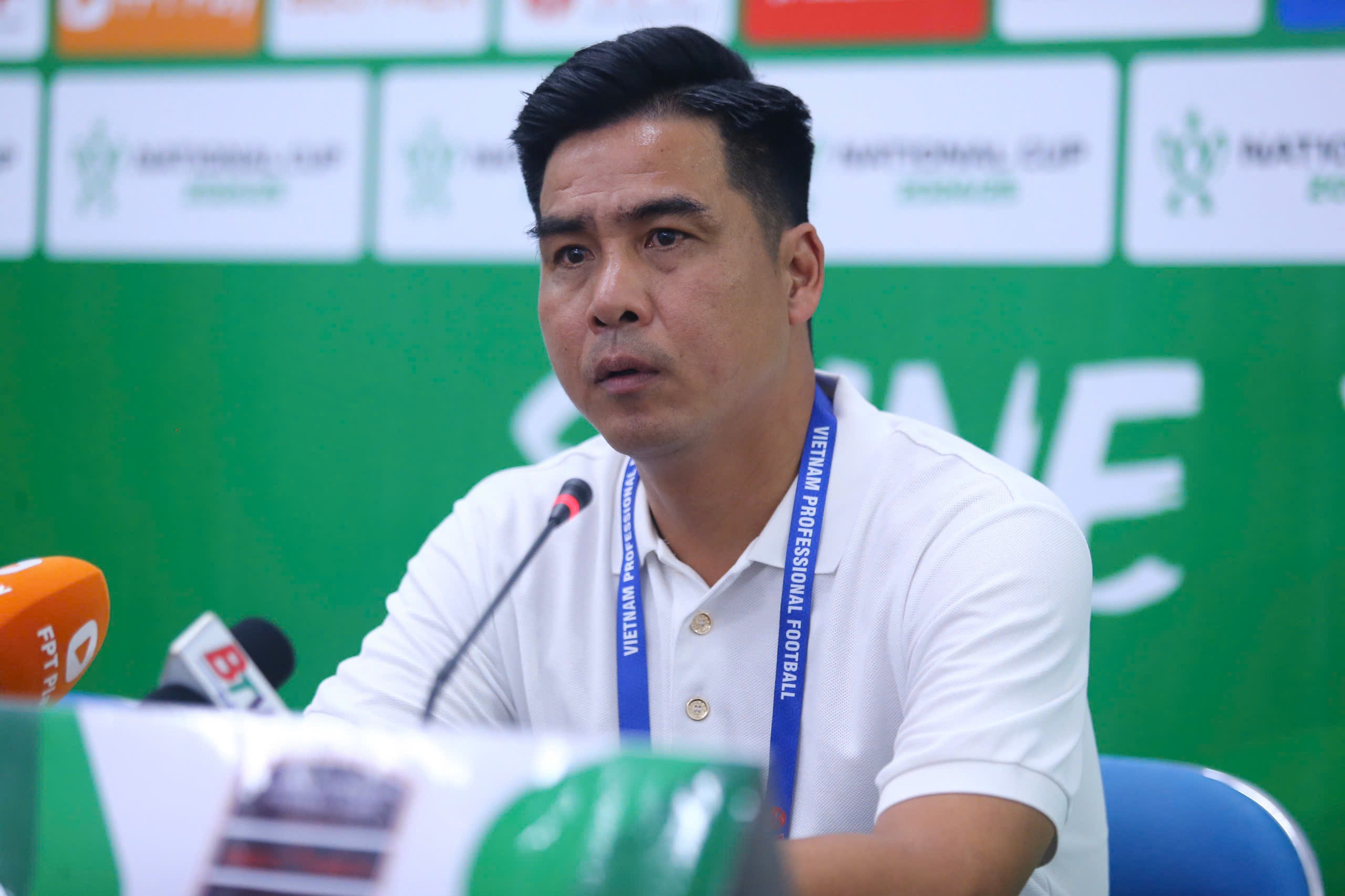 HLV Phu Dong Ninh Binh: 'Bong da phai choi theo luat va trong tai' hinh anh