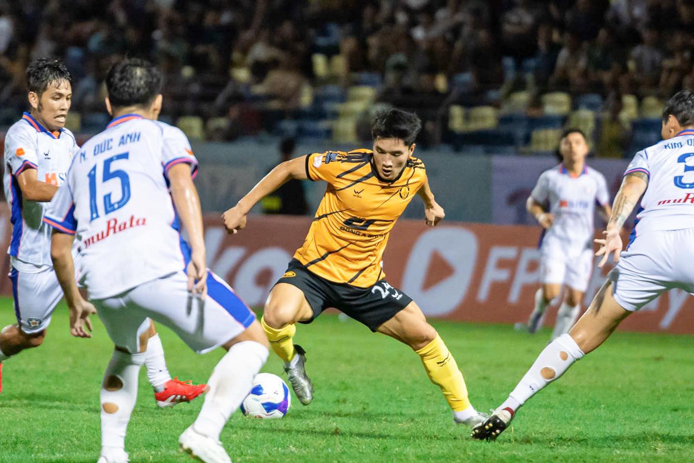 Cac cau thu U23 Viet Nam the hien ra sao o ngay khai man V.League? hinh anh