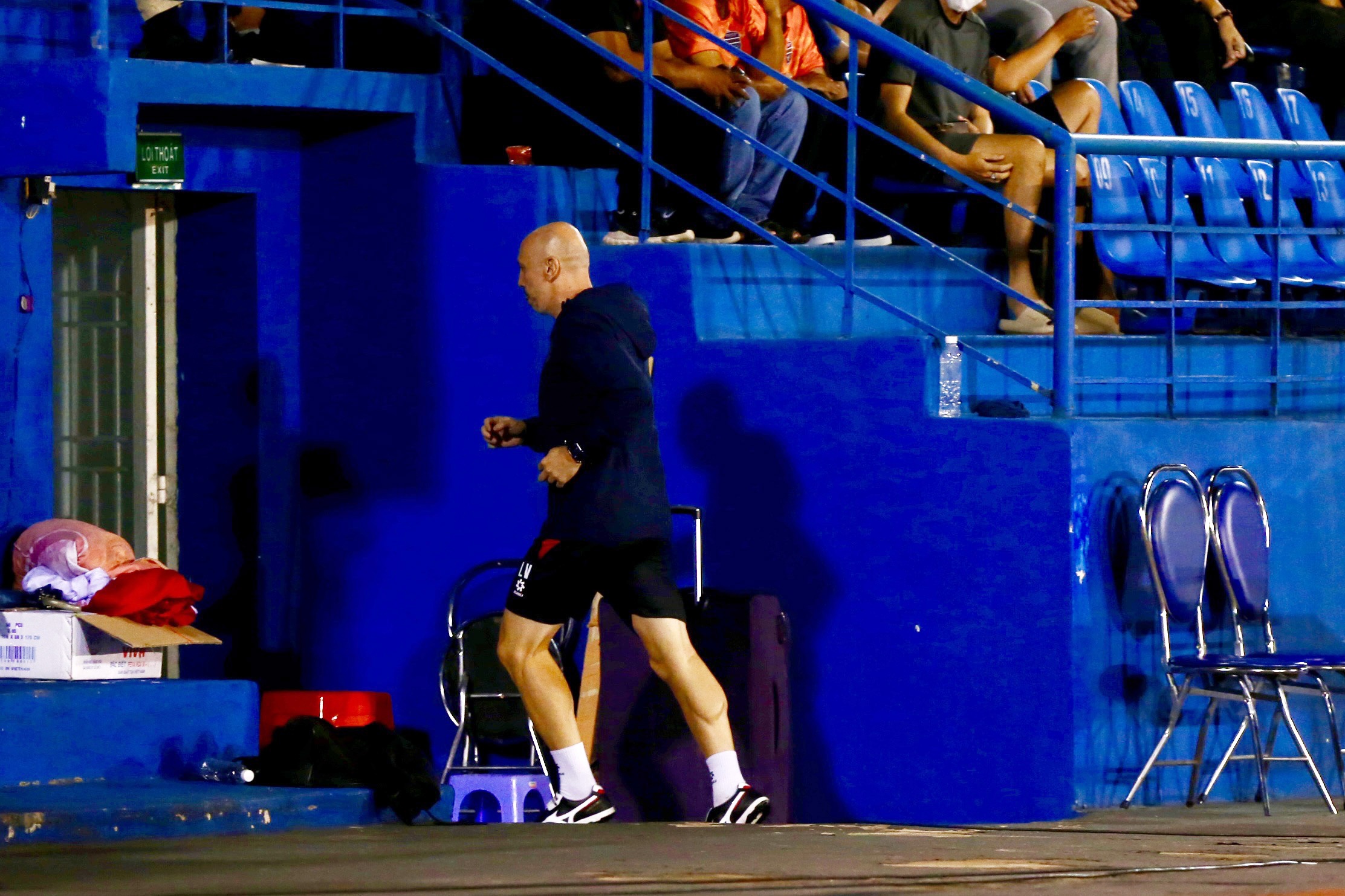 Tro ly CLB Cong An Ha Noi choi chieu chay tron the do hinh anh