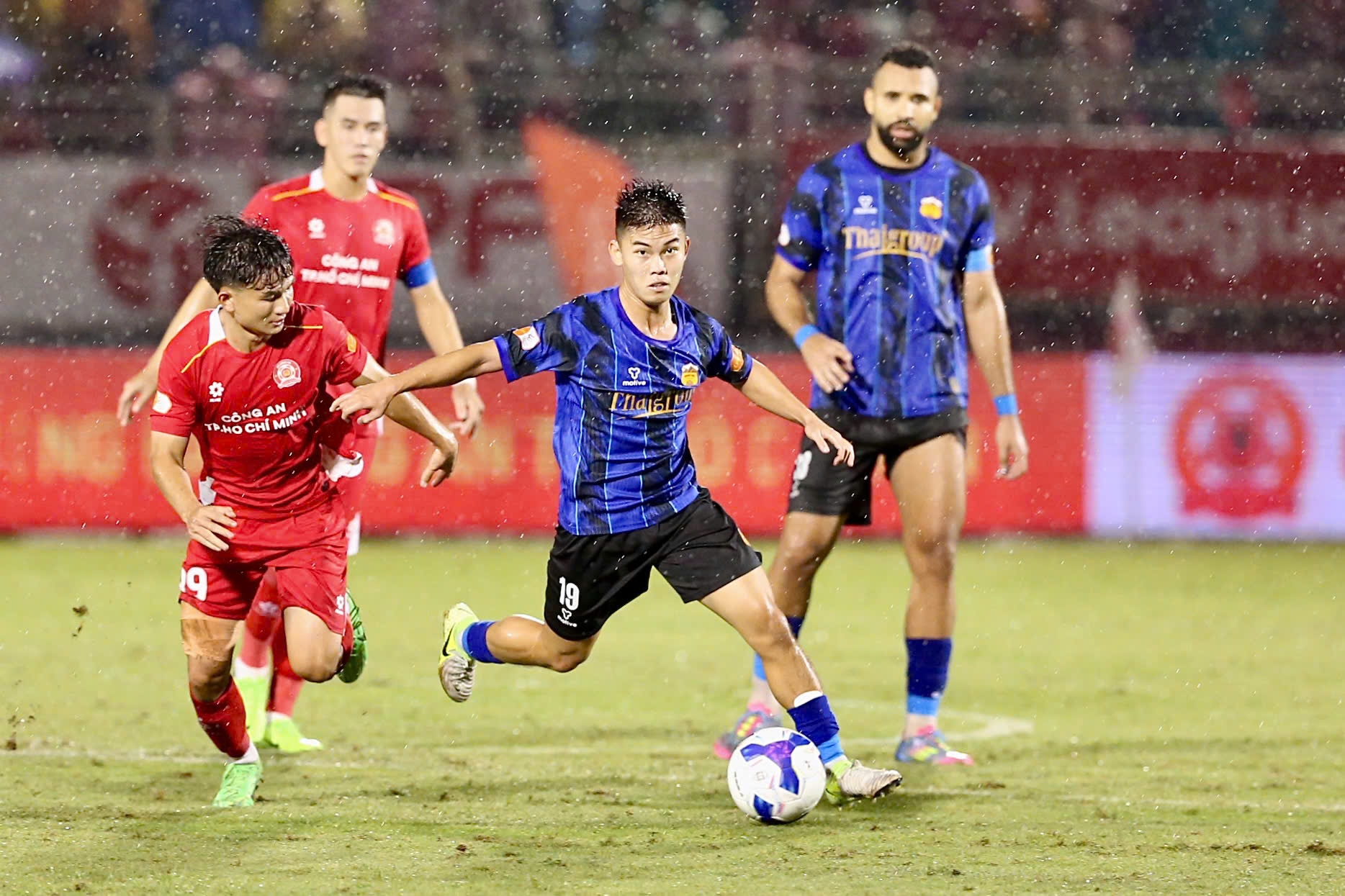 Su khac biet giua nhung cau thu “ty hon” cua CA TP.HCM va HAGL hinh anh