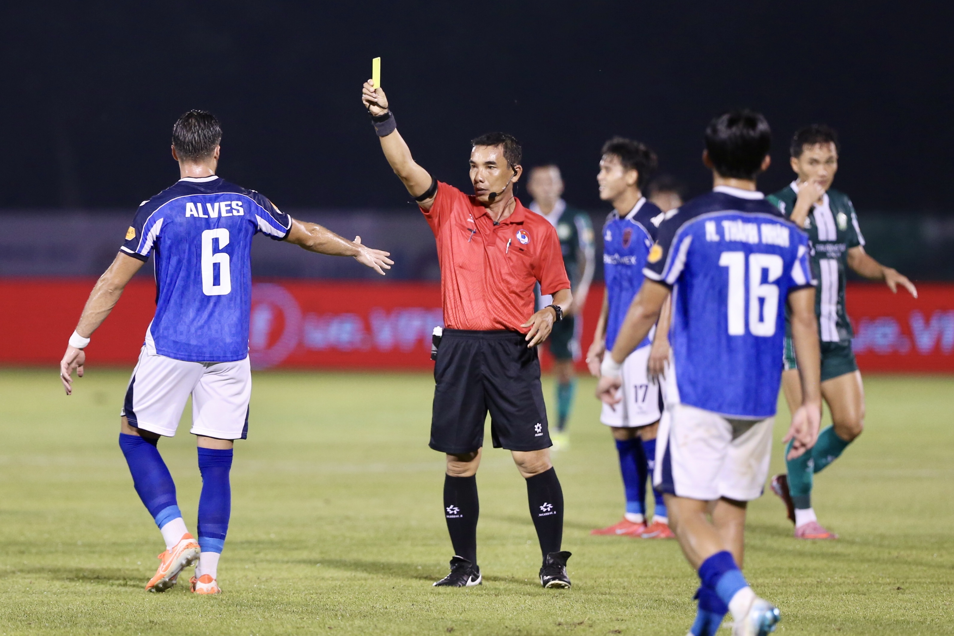 Becamex TP.HCM khong phuc sau khi thua Dong Nai hinh anh