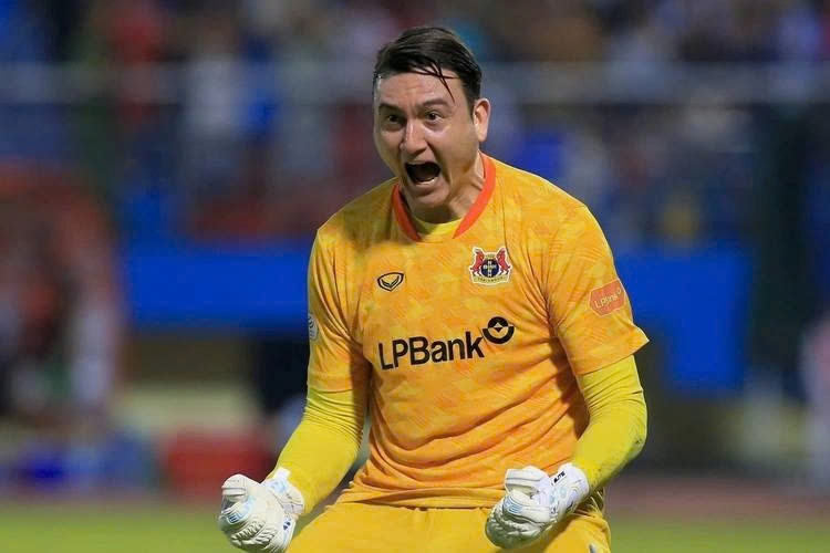 Thu mon Dang Van Lam dap chai nuoc an mung hinh anh