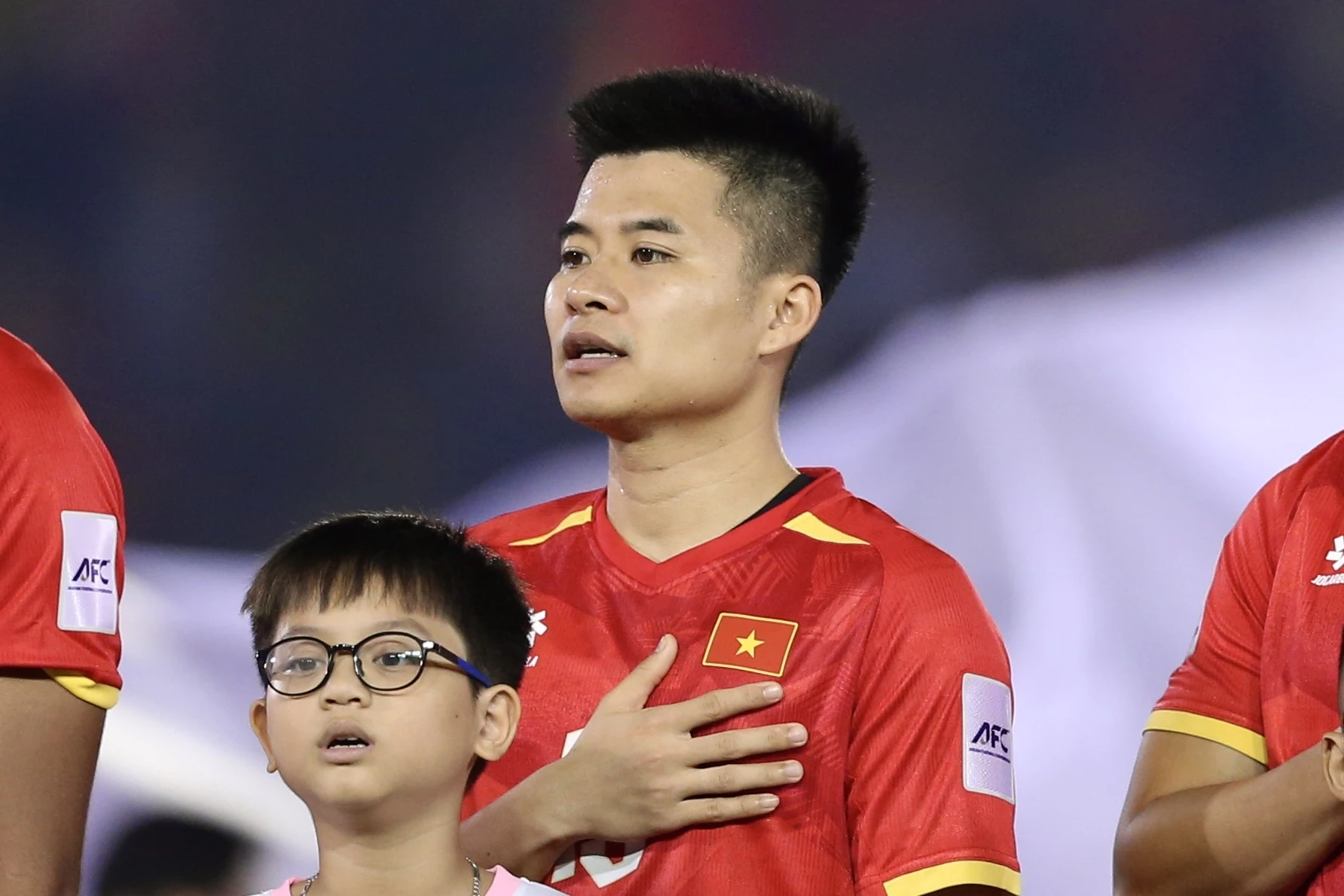 Phong do cua nguoi thay Quang Hai mac ao so 19 hinh anh