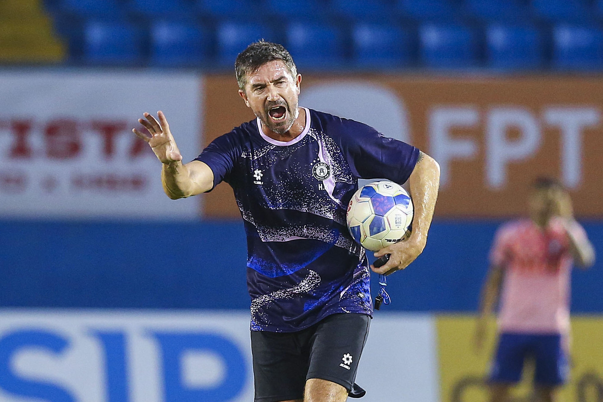 HLV Harry Kewell cuc gat tren san tap hinh anh