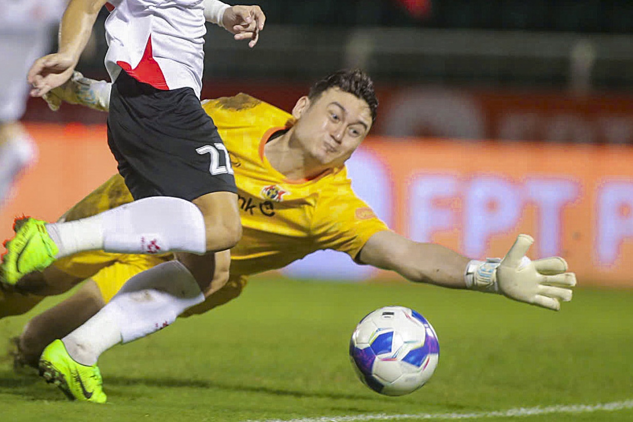 Dang Van Lam phong do cao truoc ngay so gang voi Dinh Trieu hinh anh