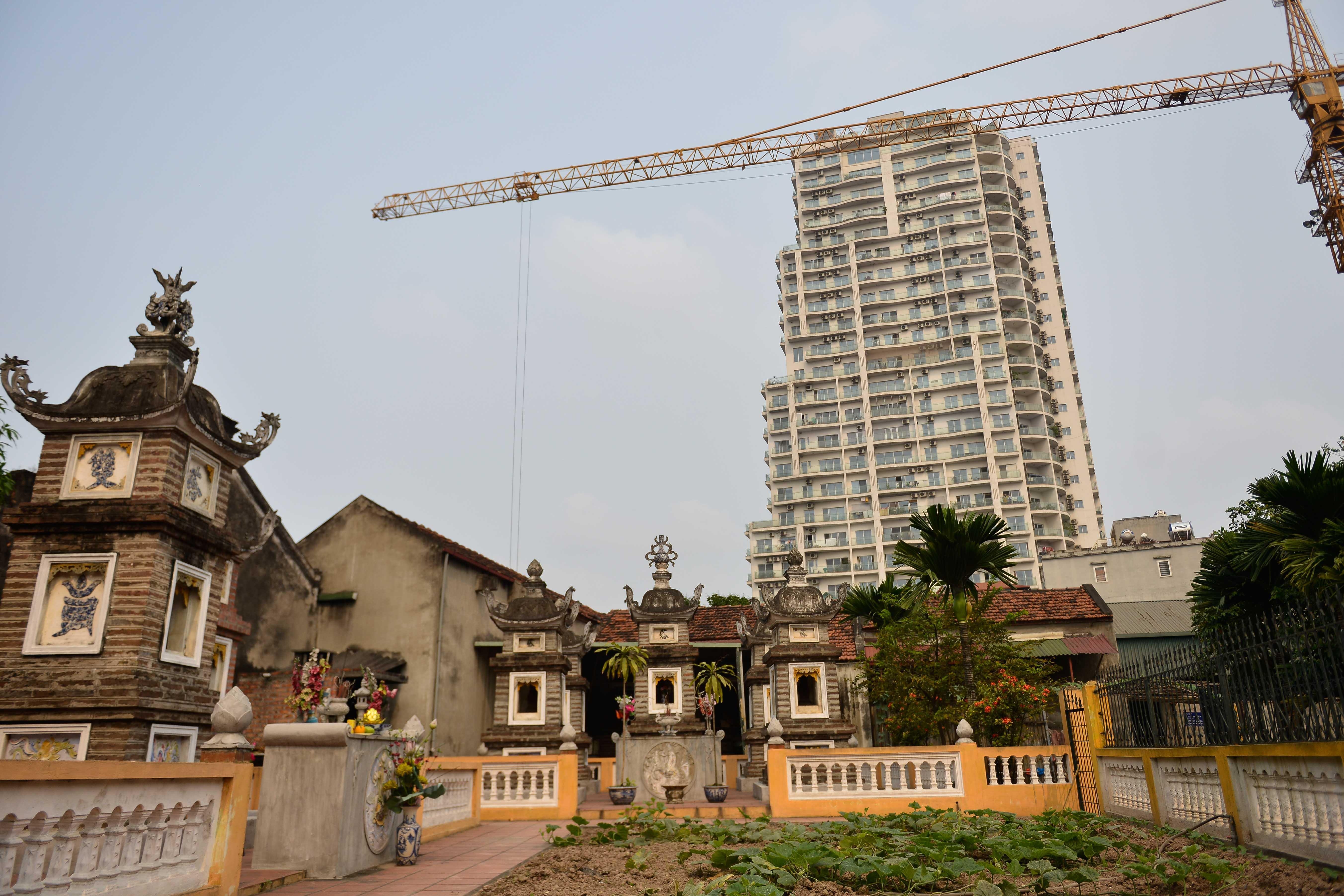 Chua Ba Danh vang ve, yen binh giua long Ha Noi hinh anh
