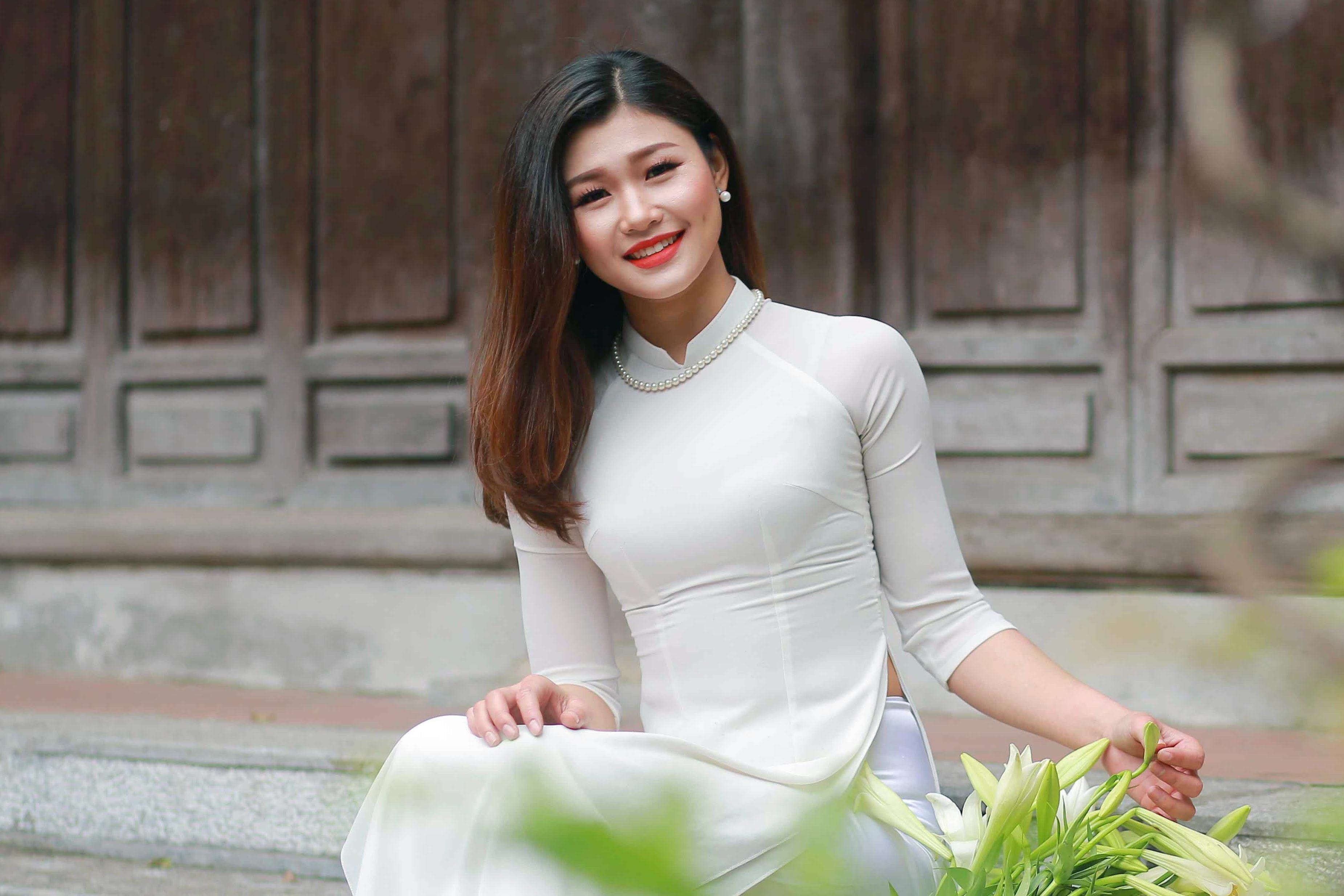 Hoa loa ken tinh khoi tu vuon ve pho hinh anh