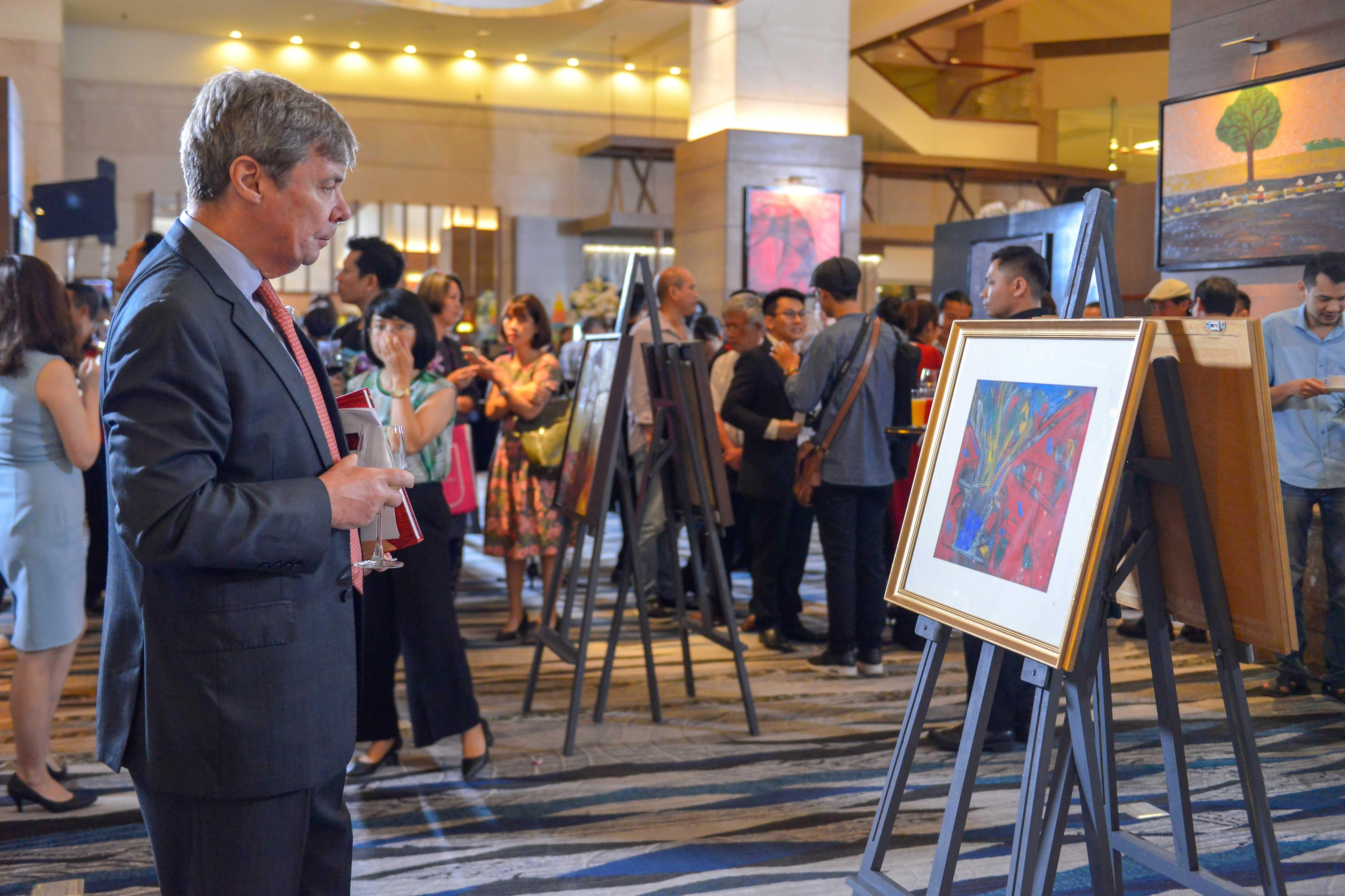 Khai mac trien lam tranh “Hanh trinh nghe thuat” anh 13