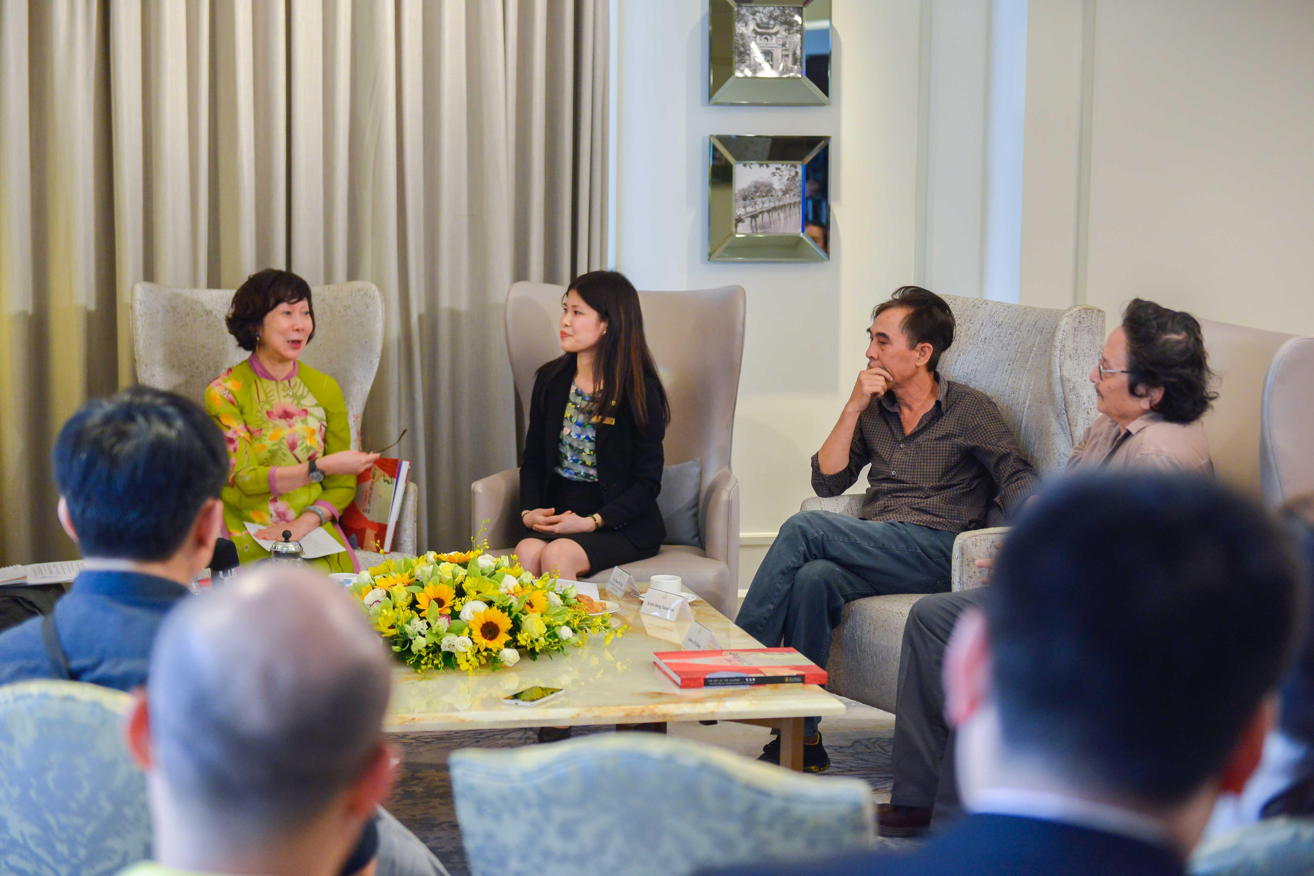 Khai mac trien lam tranh “Hanh trinh nghe thuat” anh 2