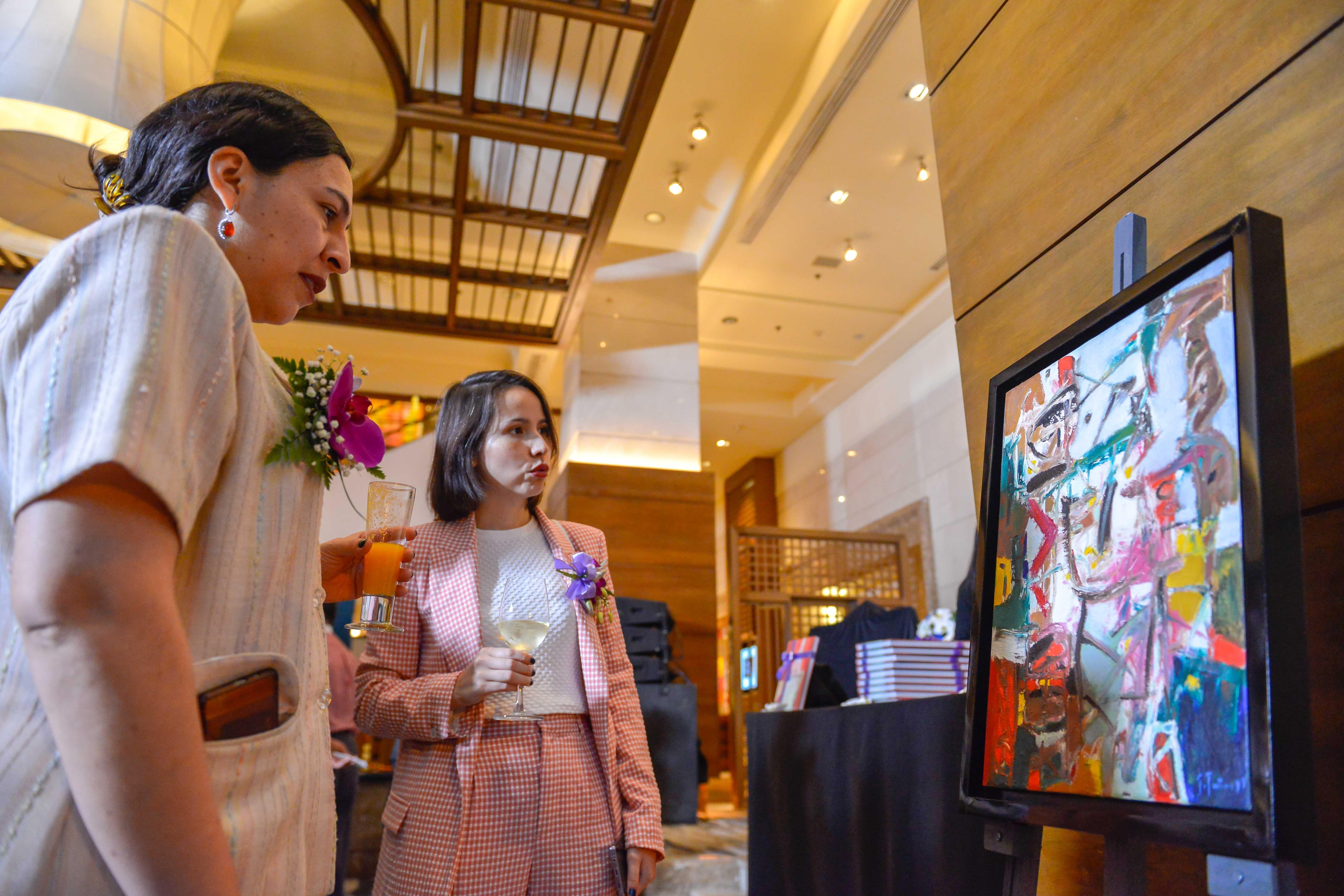 Khai mac trien lam tranh “Hanh trinh nghe thuat” anh 1