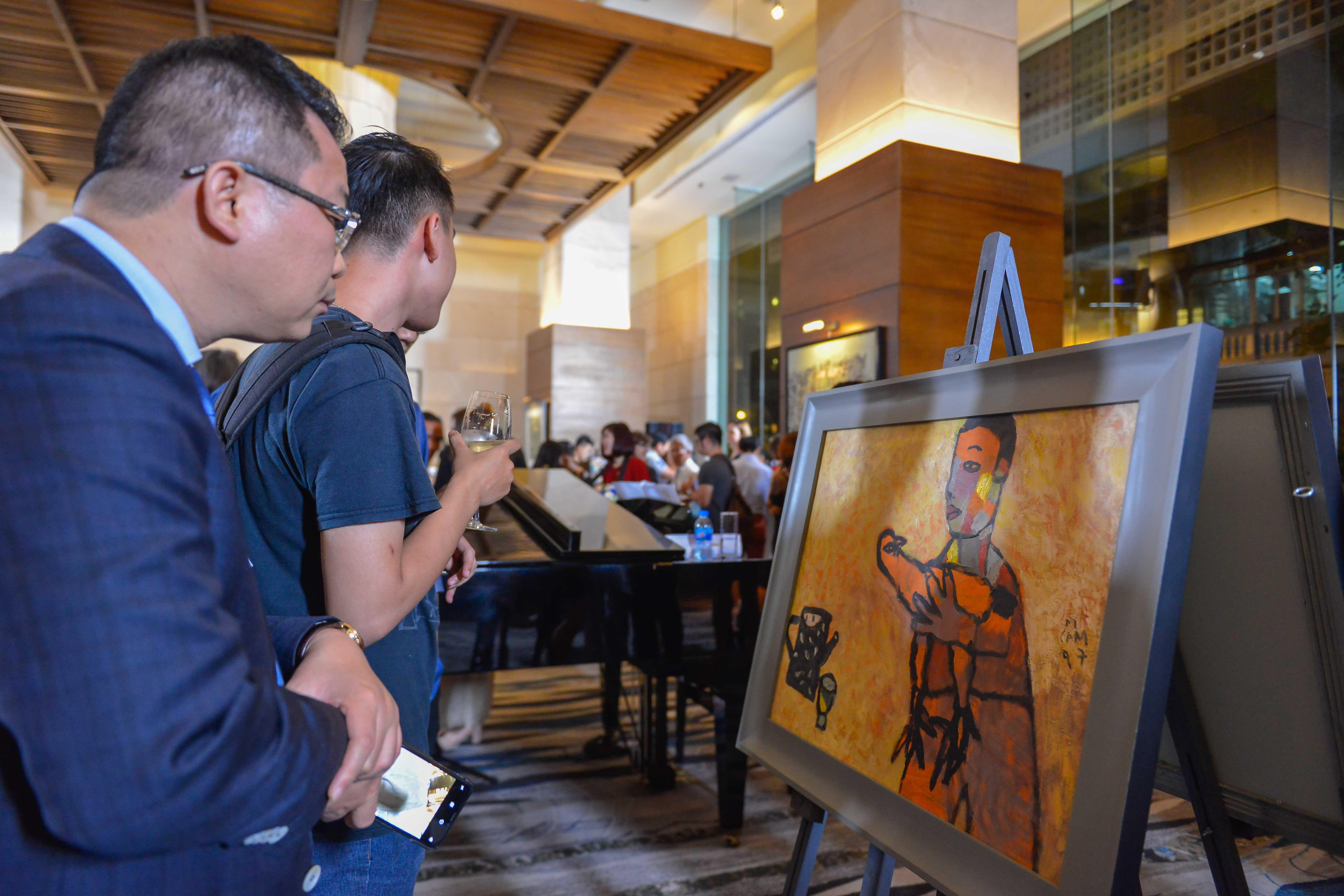 Khai mac trien lam tranh “Hanh trinh nghe thuat” anh 3