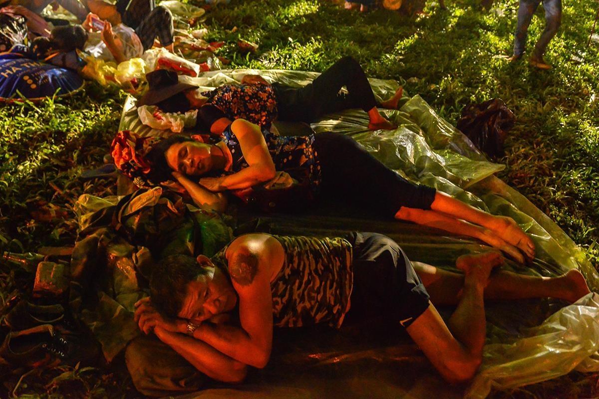 Va vat ngu qua dem o ngoai troi cho khai mac gio To hinh anh