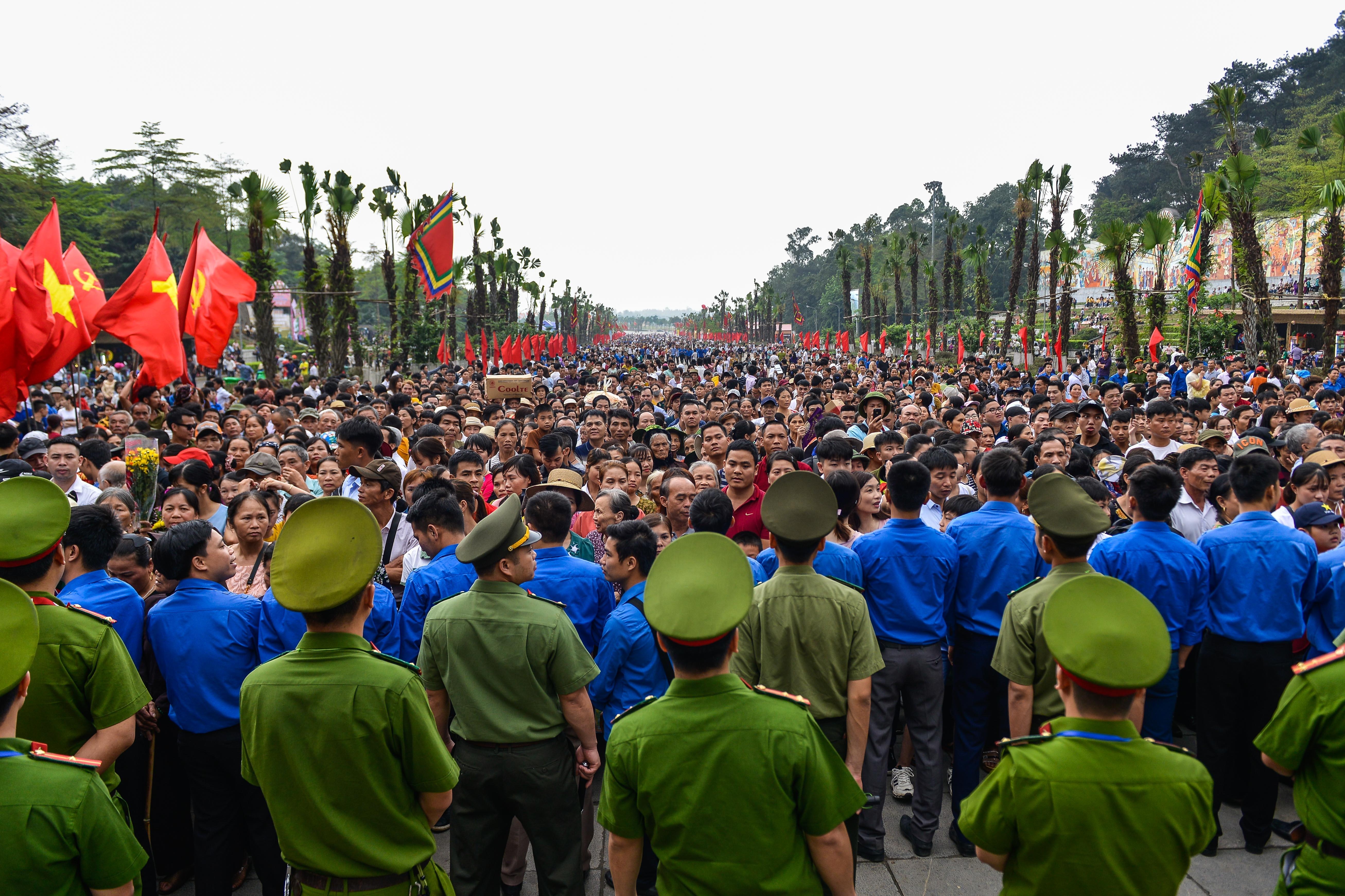 Trieu nguoi do ve Den Hung an ninh vat va giu an toan anh 2