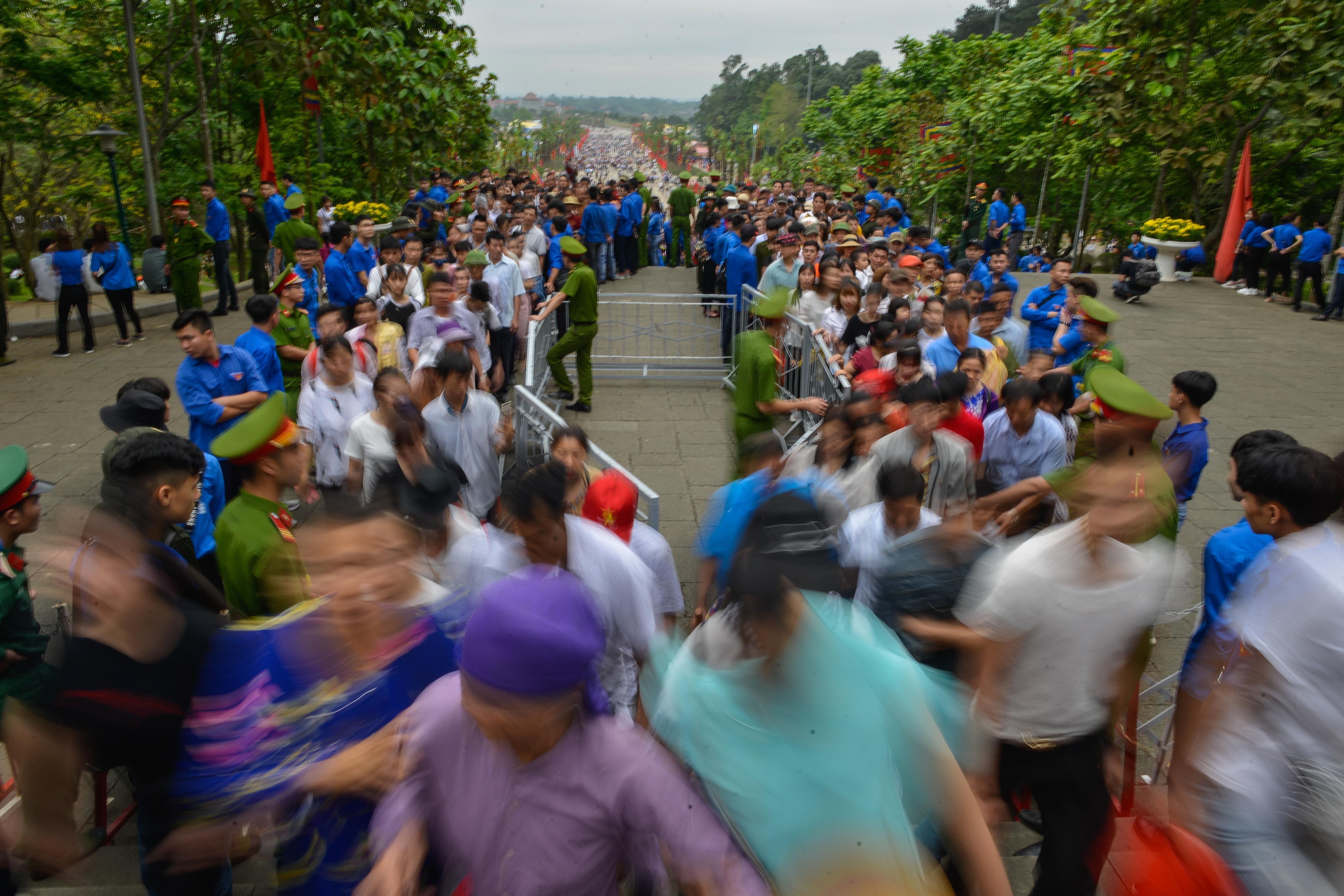 Trieu nguoi do ve Den Hung an ninh vat va giu an toan anh 9