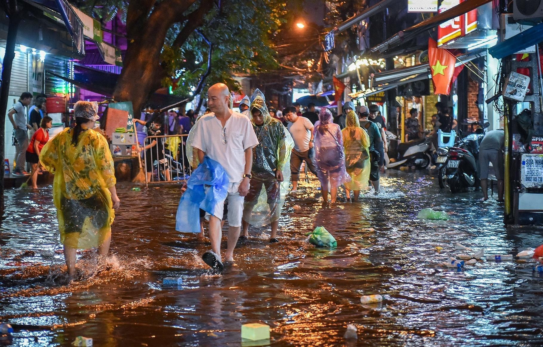 Oto Mercedes chet may, rac lenh benh sau tran mua ngap luc nua dem hinh anh