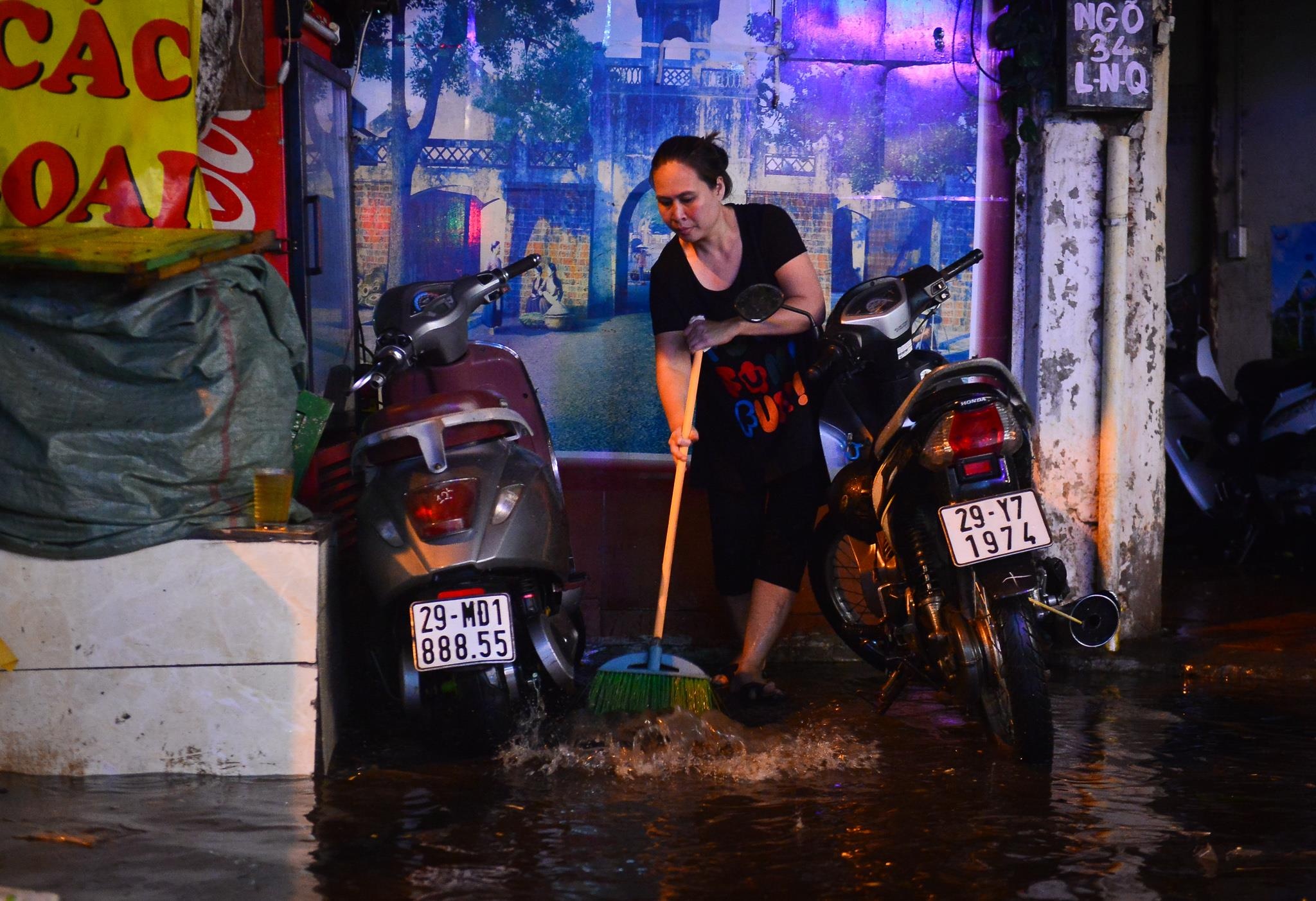 Nu tai xe ke chuyen xe Mercedes bi ngap nuoc trong dem hinh anh